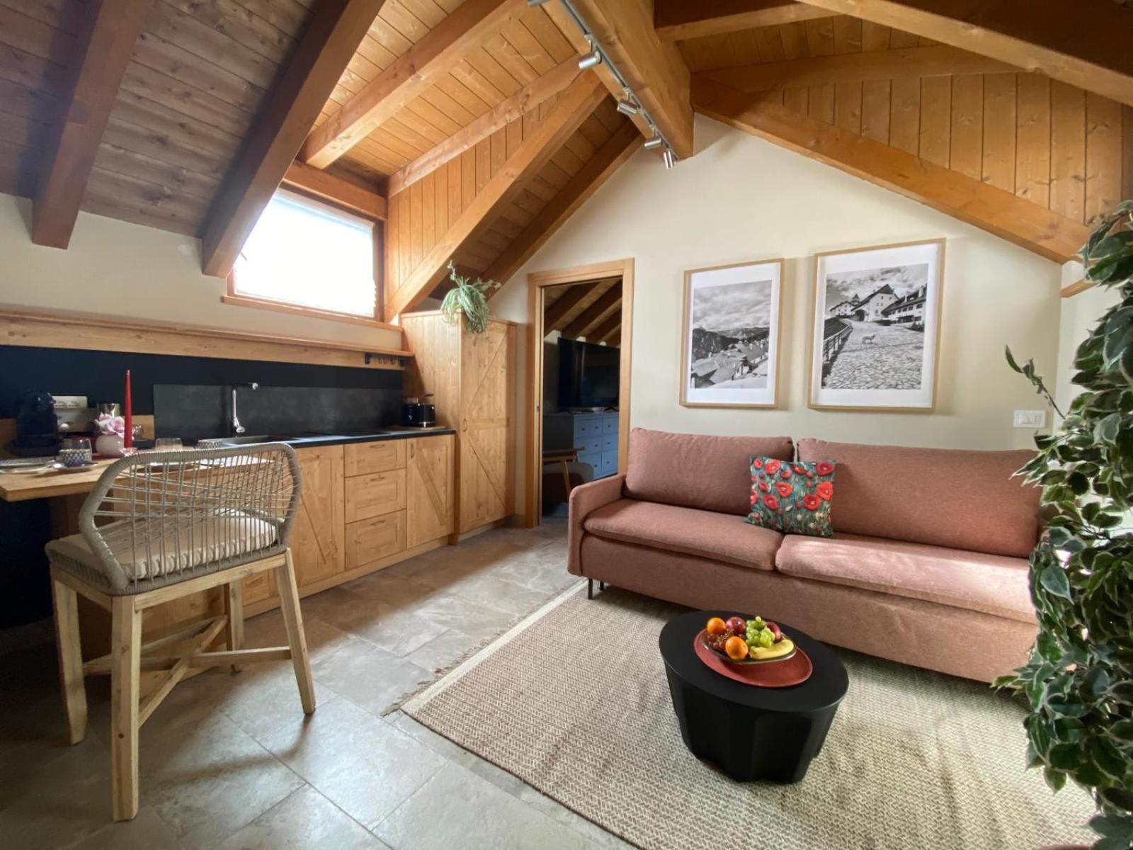One-Bedroom Apartment Balcony Mountain View