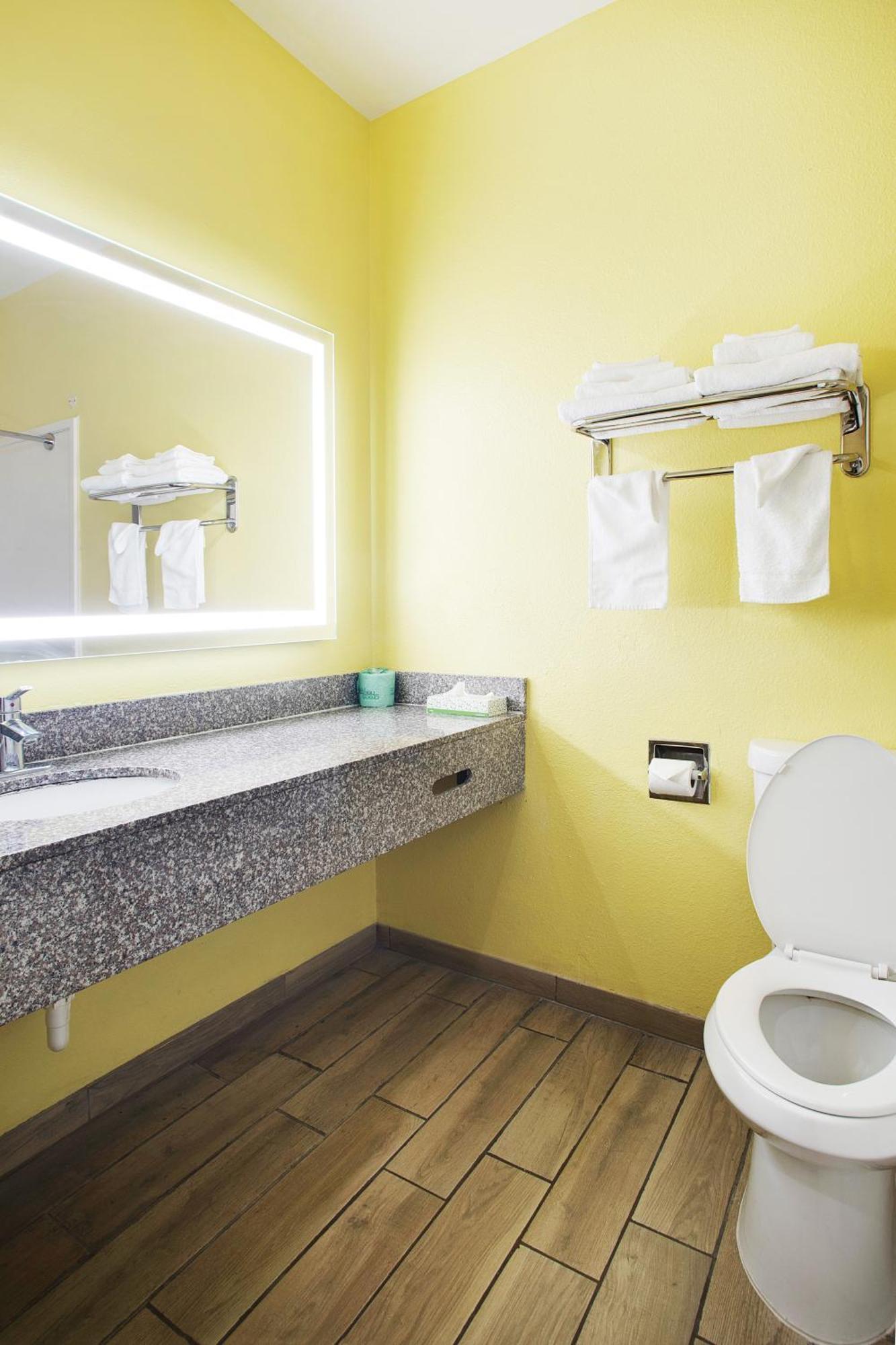 2 Queen Deluxe Suite Handicap Accessible