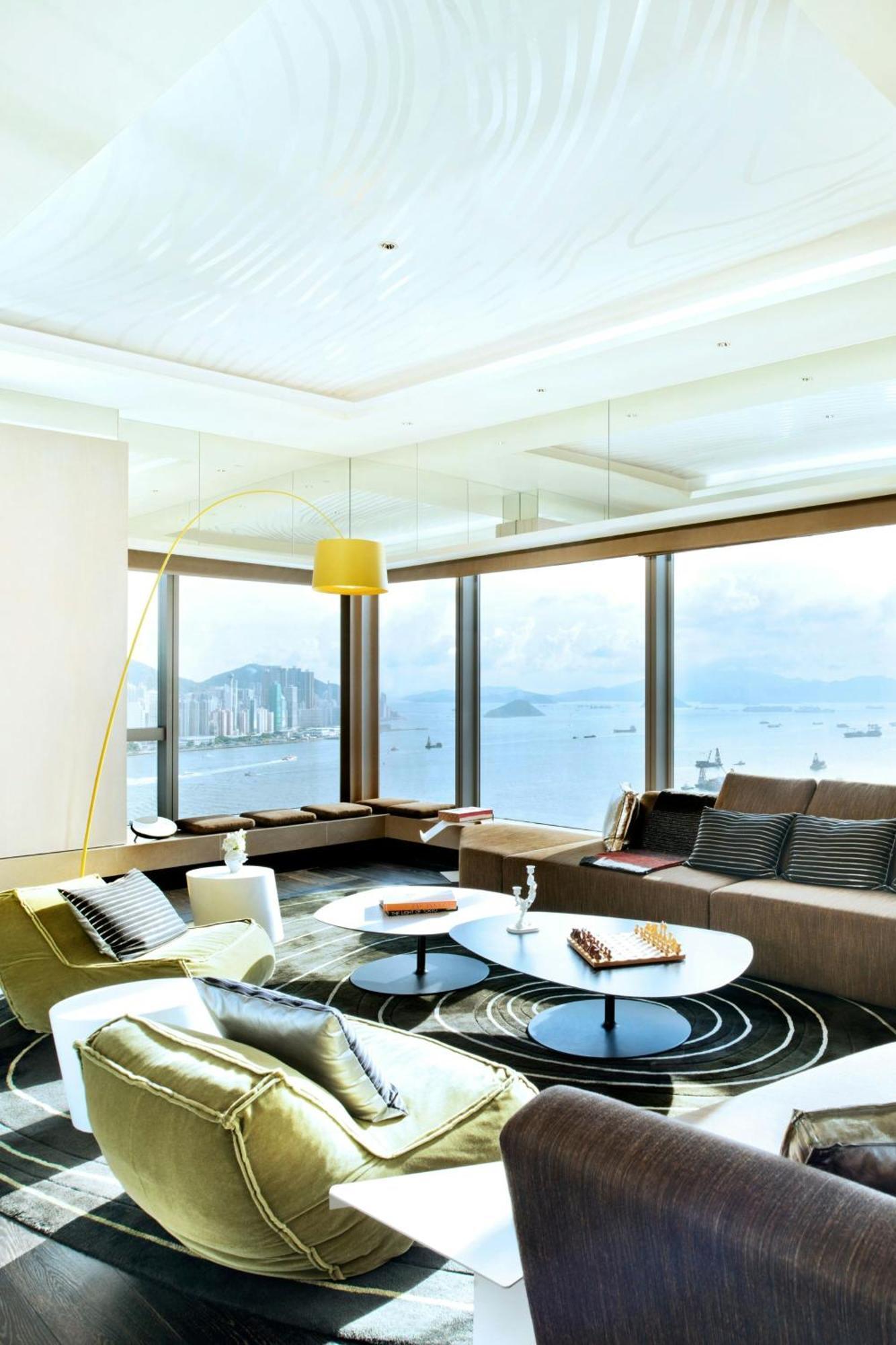 Extreme WOW King Suite with Whirlpool and Skyline View