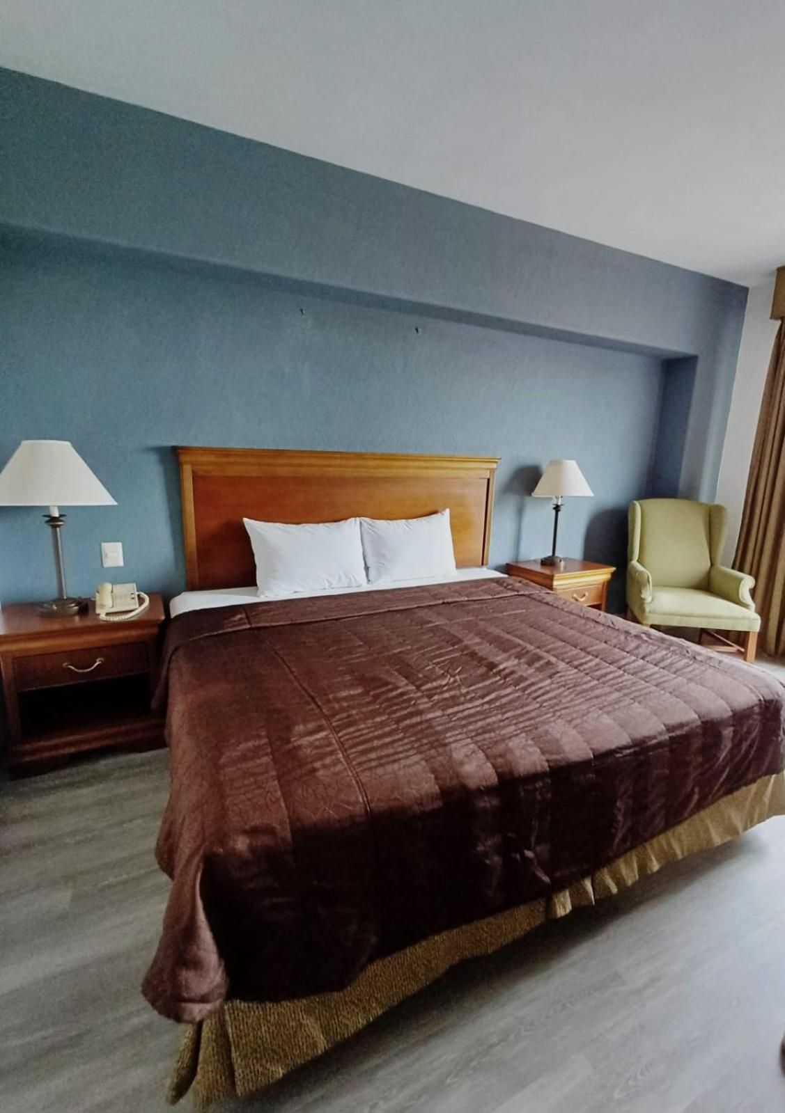 Habitación con cama extragrande.