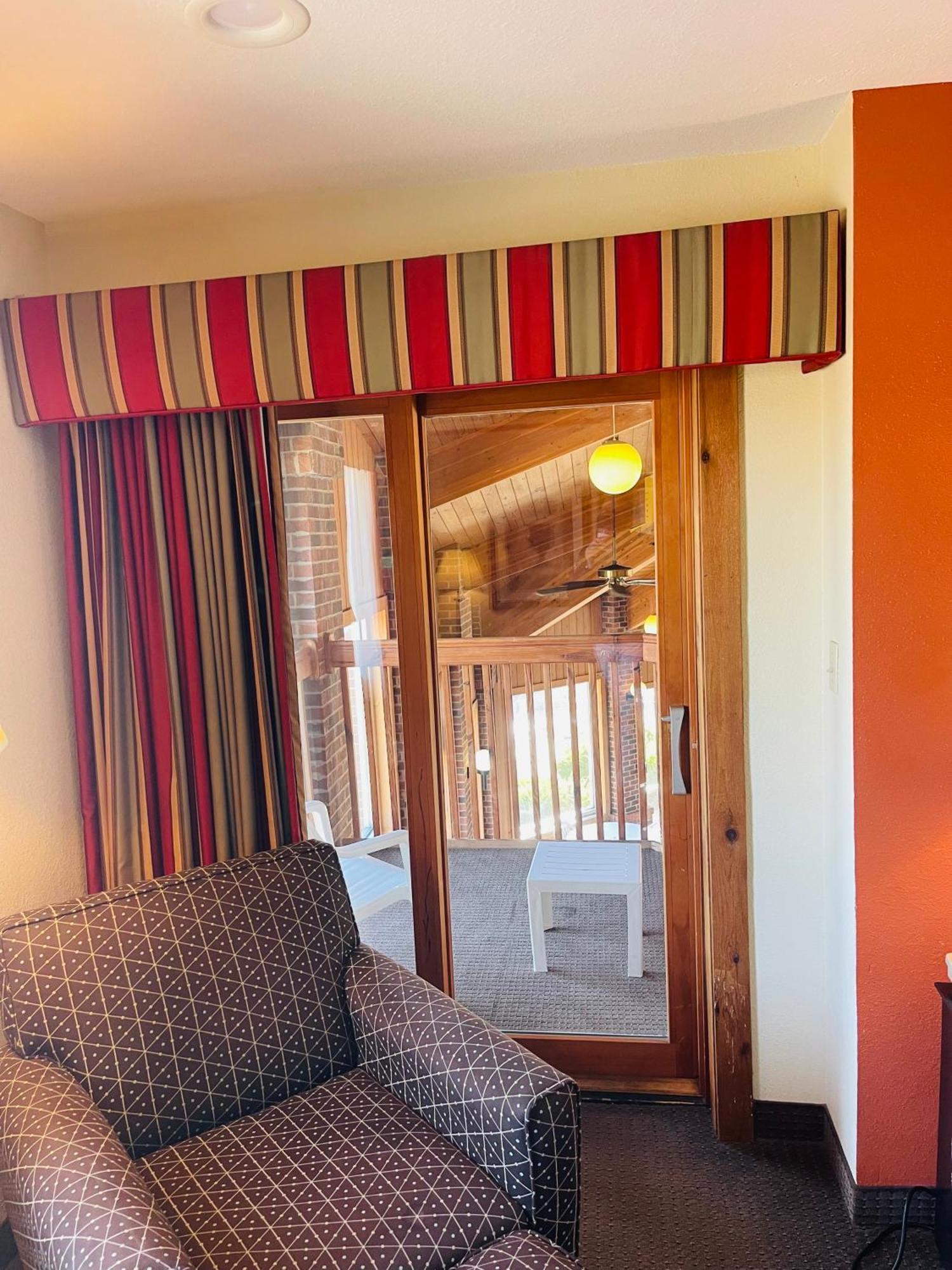 Deluxe King Suite with Jetted Tub - Non-Smoking
