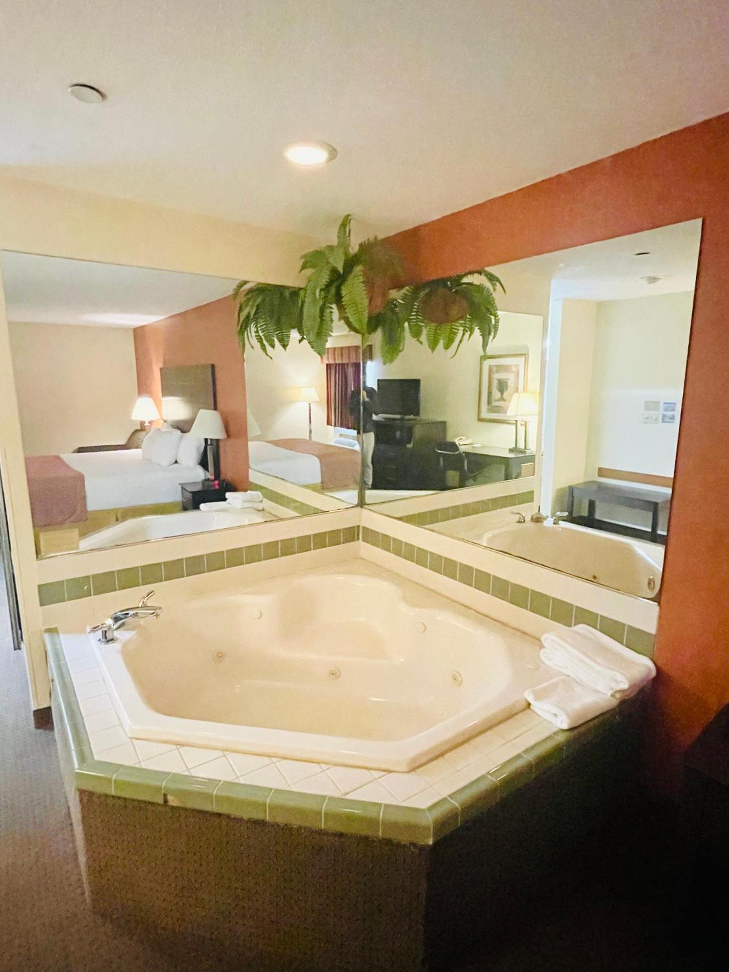 King Suite Jetted Tub Non-Smoking