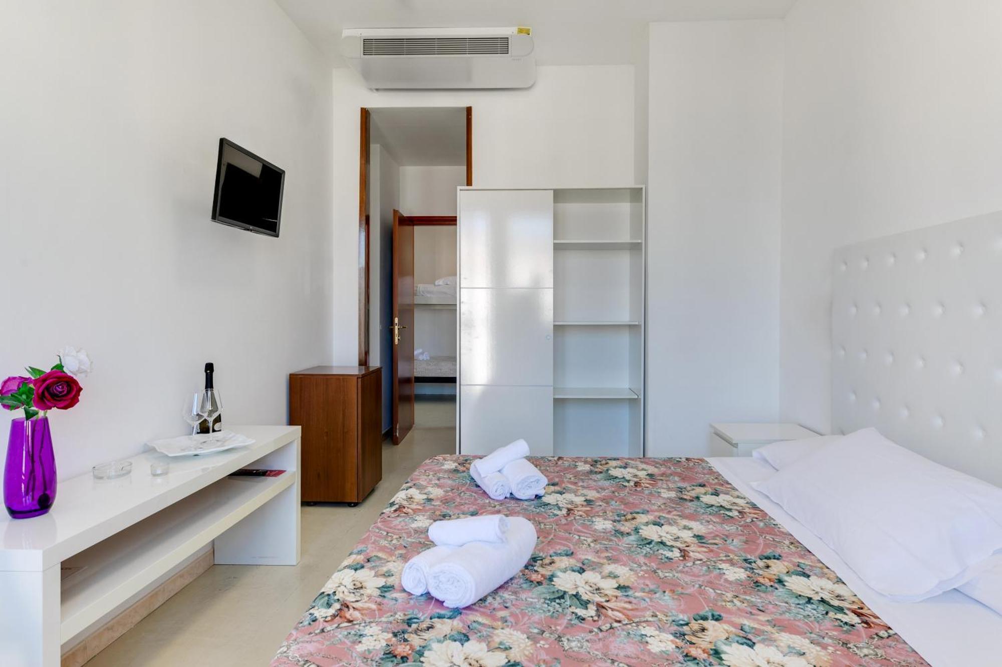 Double or Twin Room Sea View