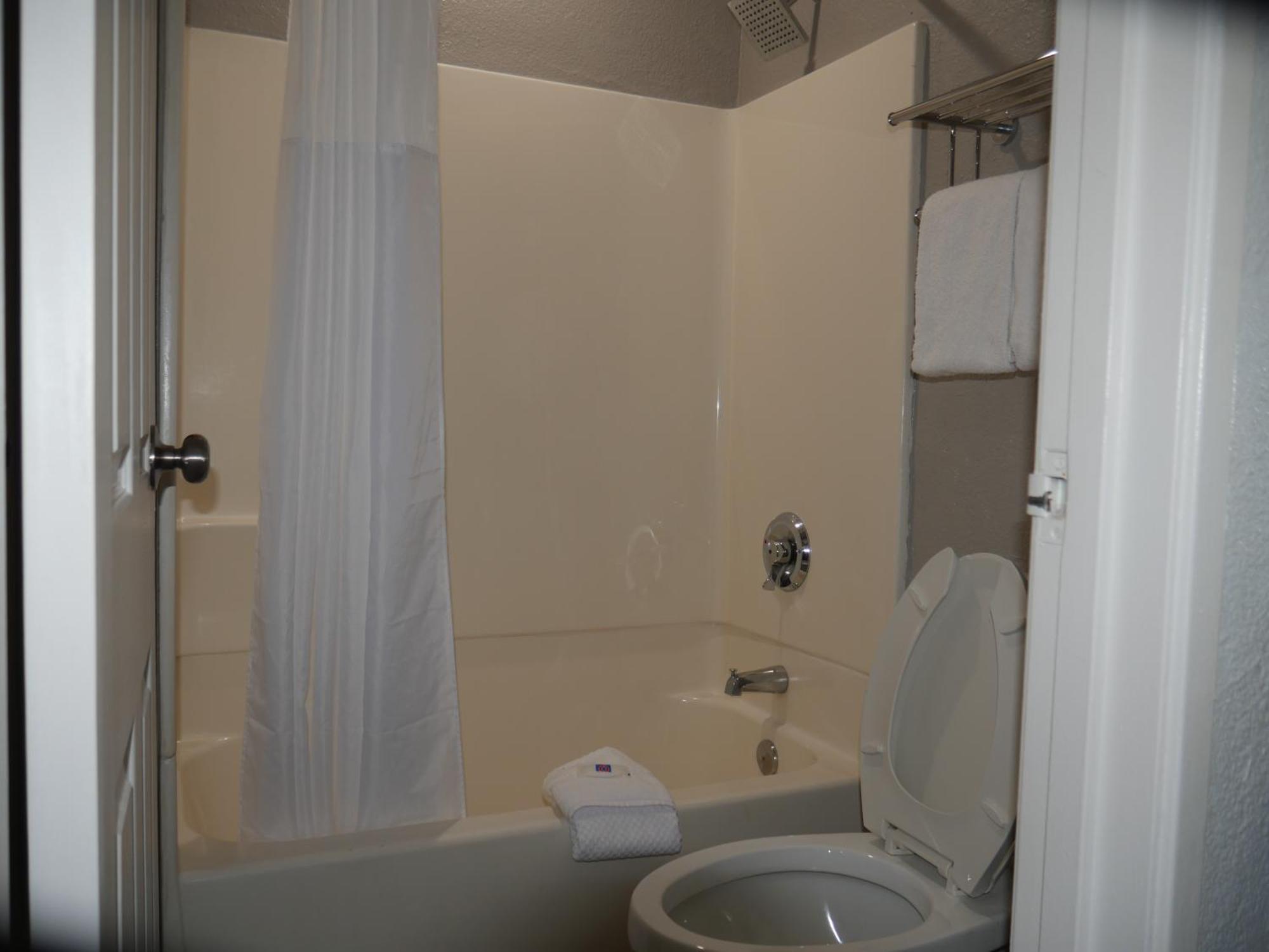Deluxe Queen Room - Non-Smoking