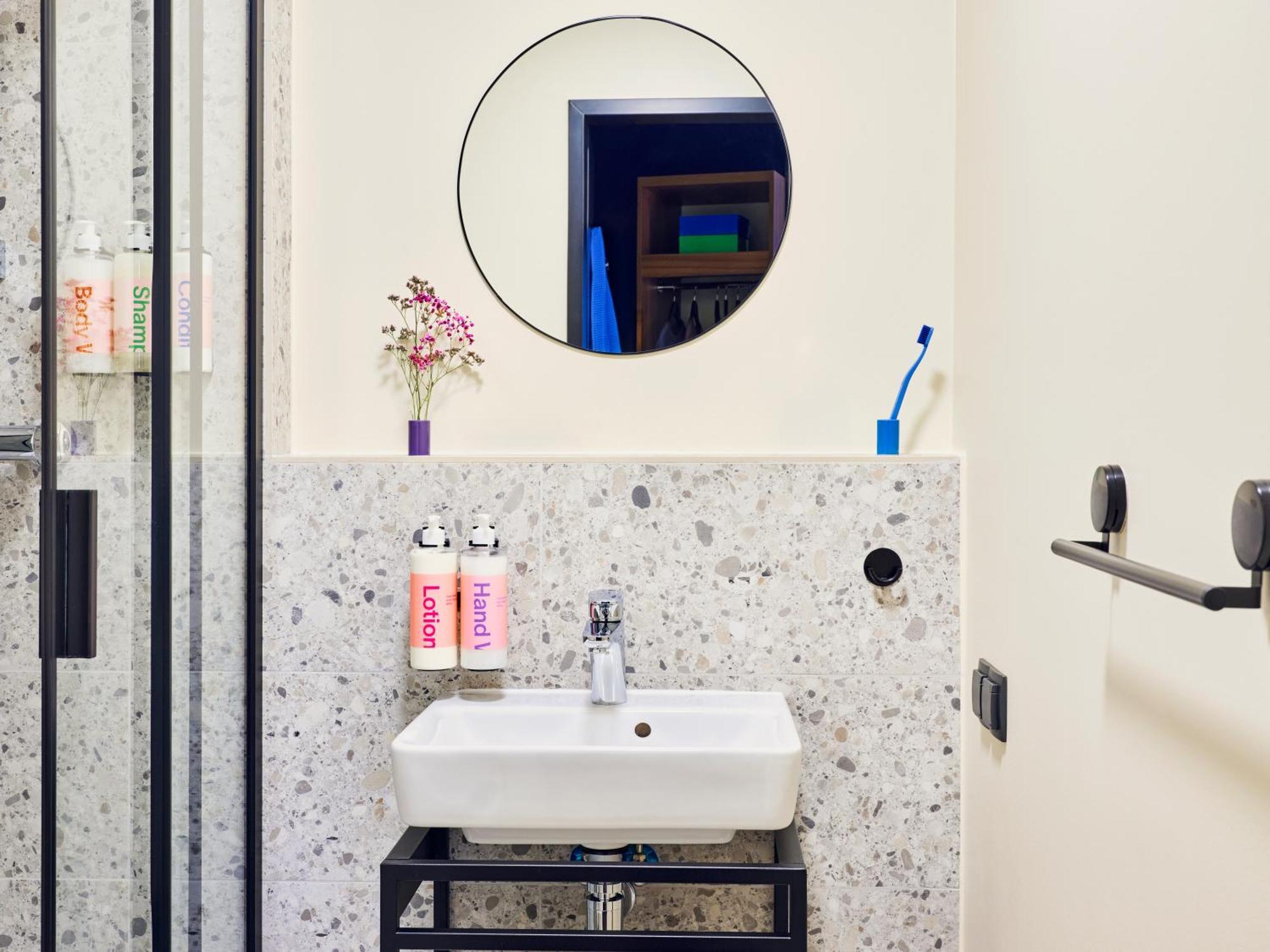 Medium Studio Kitchenette