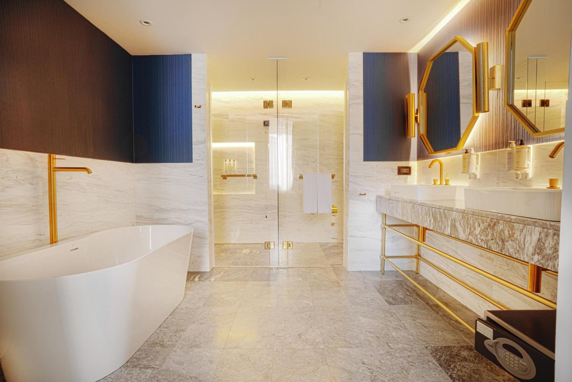 1 Bedroom Presidential Suite 1 King bed Sveta Nedelya view
