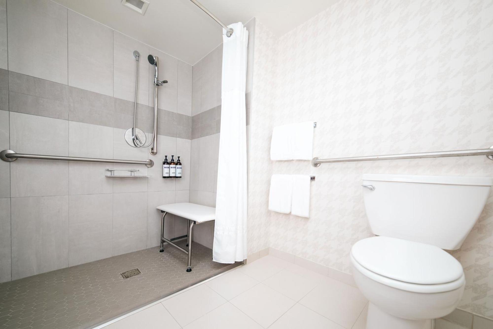 Quarto com Cama King-size e Chuveiro com Acessibilidade - Acessível para Hóspedes com Mobilidade Reduzida