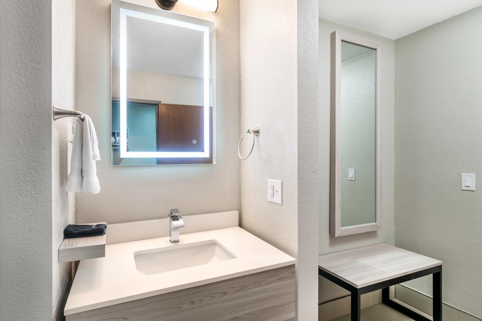 Queen Room Walk Shower Disability Access or Non-Smoking