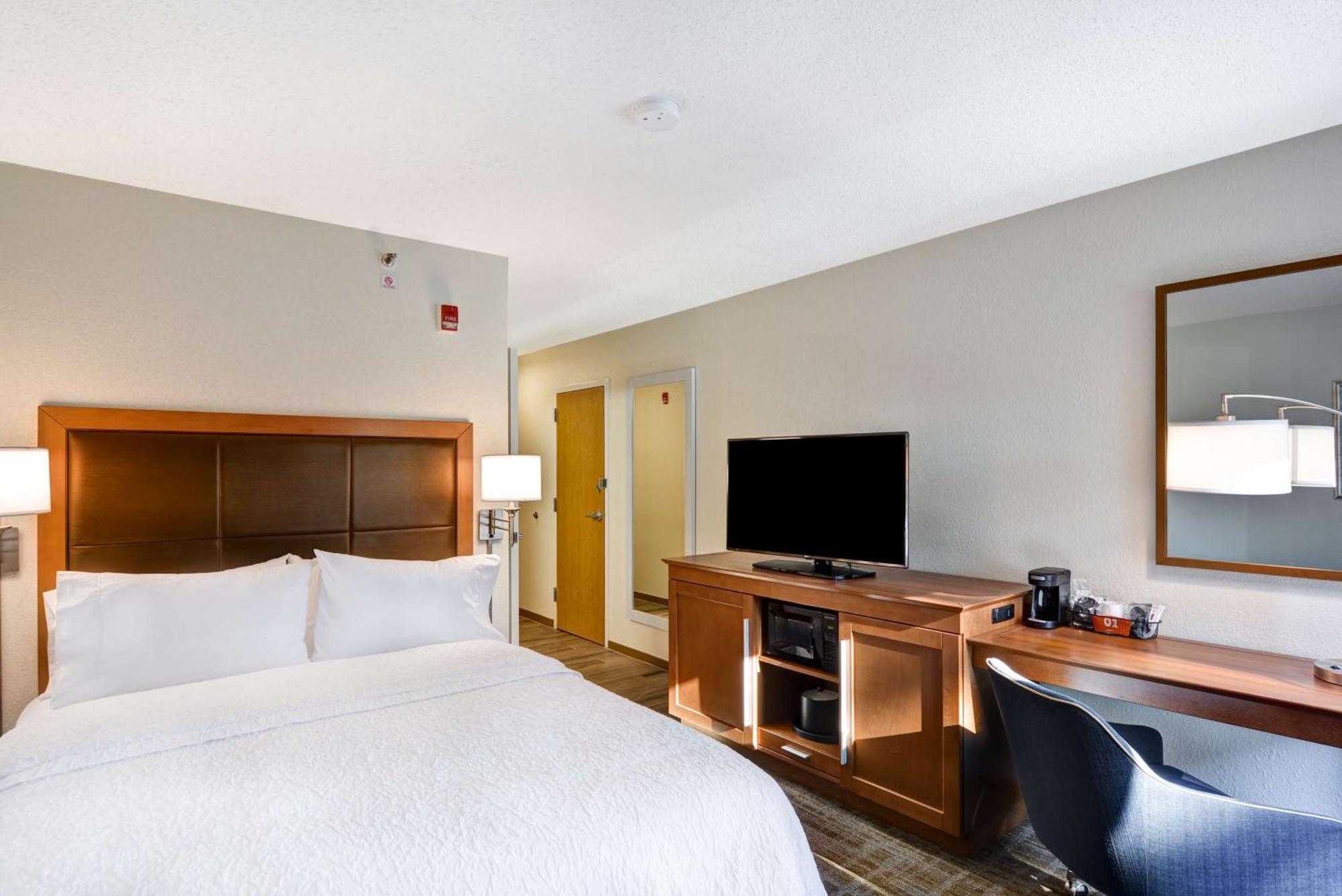 One Queen Accessible Tub Non-Smoking
