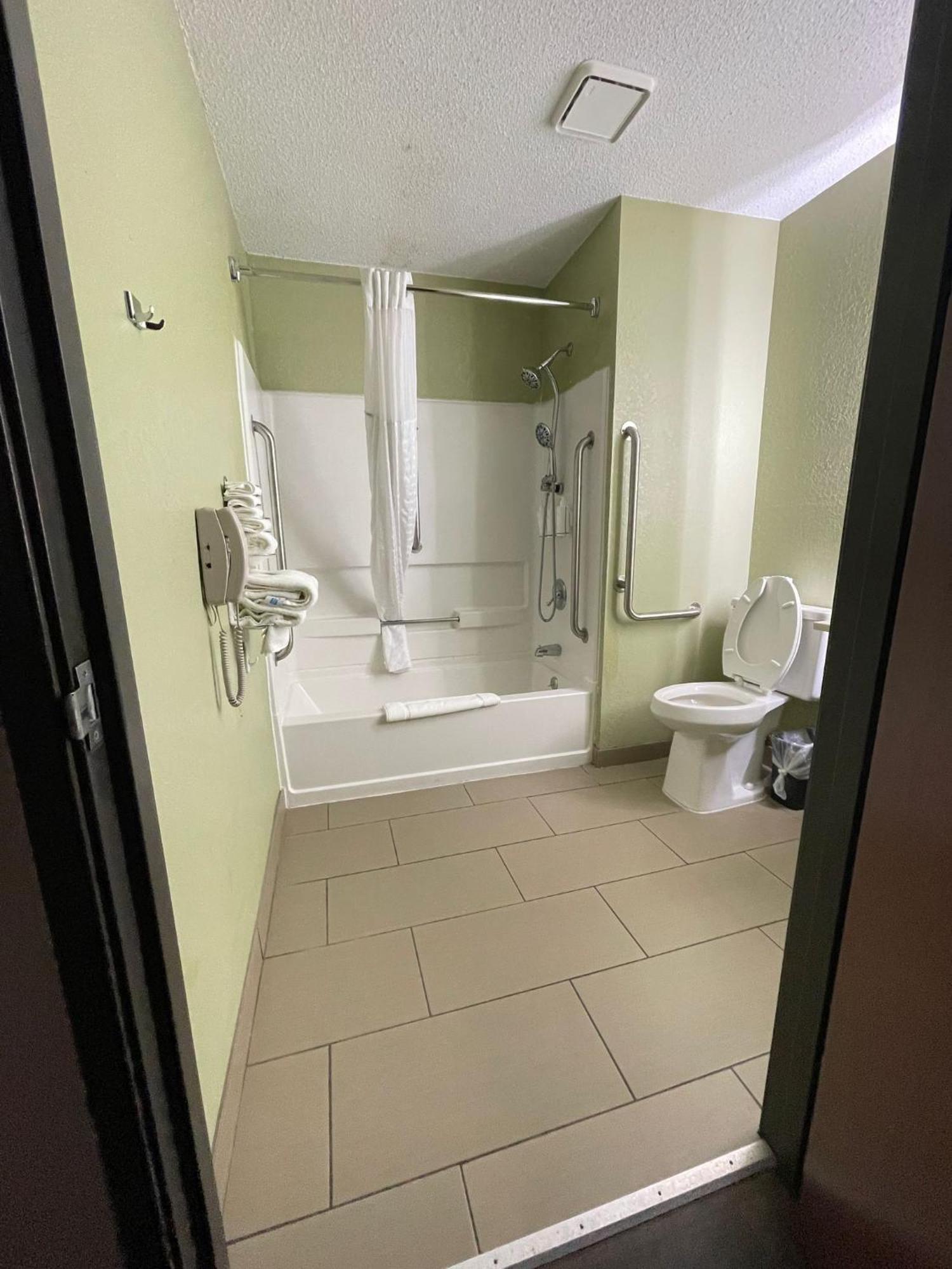 1 Queen Bed Mobility or Hearing Accessible Room Bathtub w or Grab Bars Non-Smoking,1651200465:JPEG