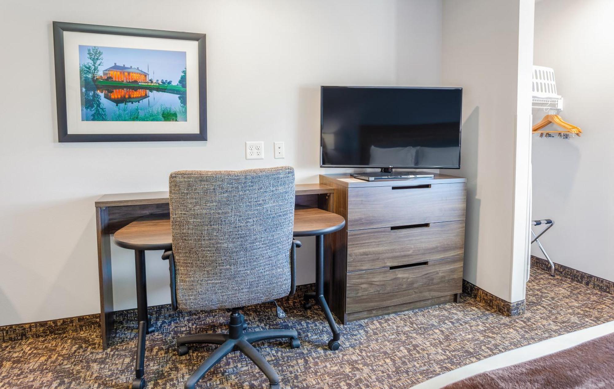Queen Room with Recliner - Hearing Accessible