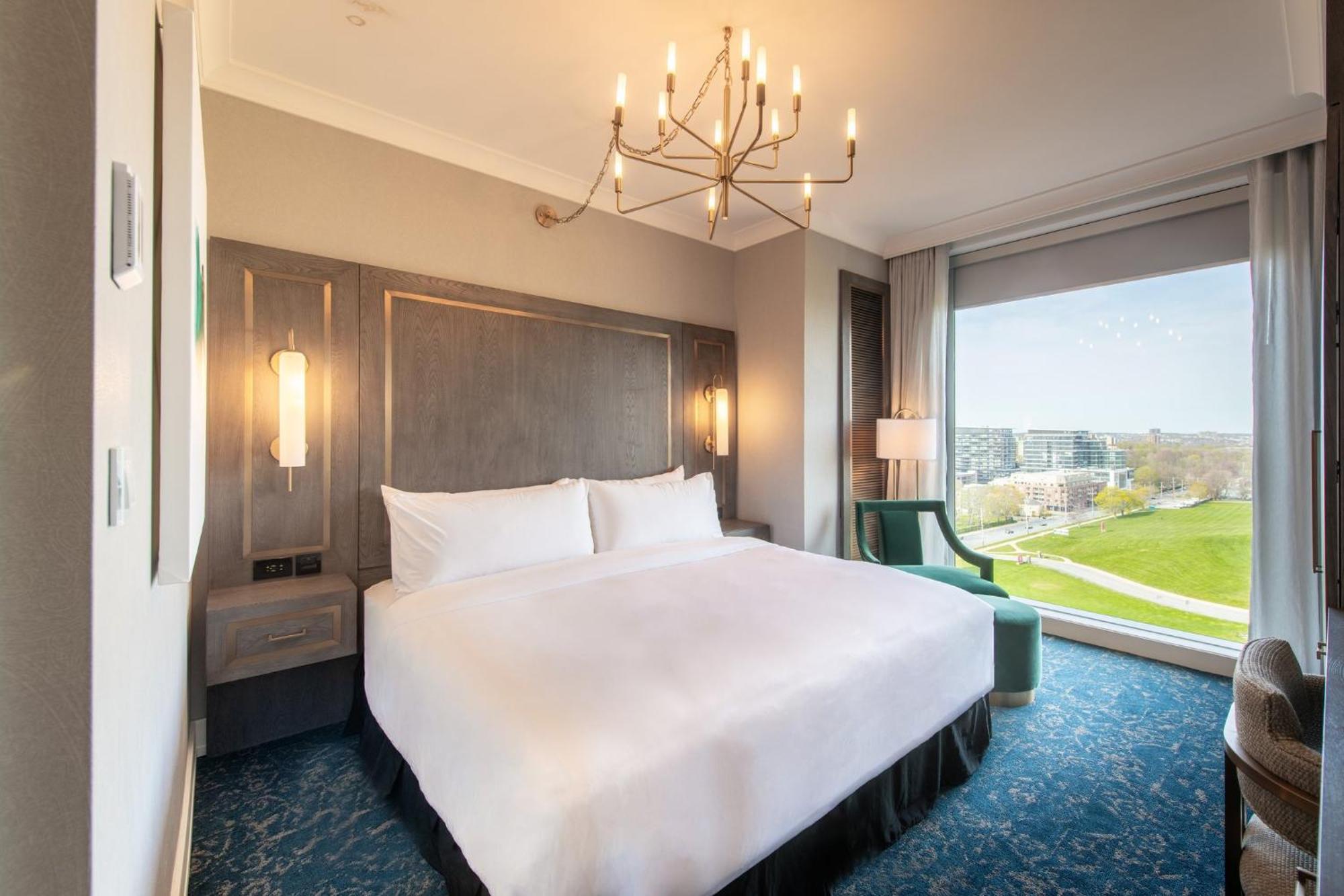 Standard Room 1 King Bed