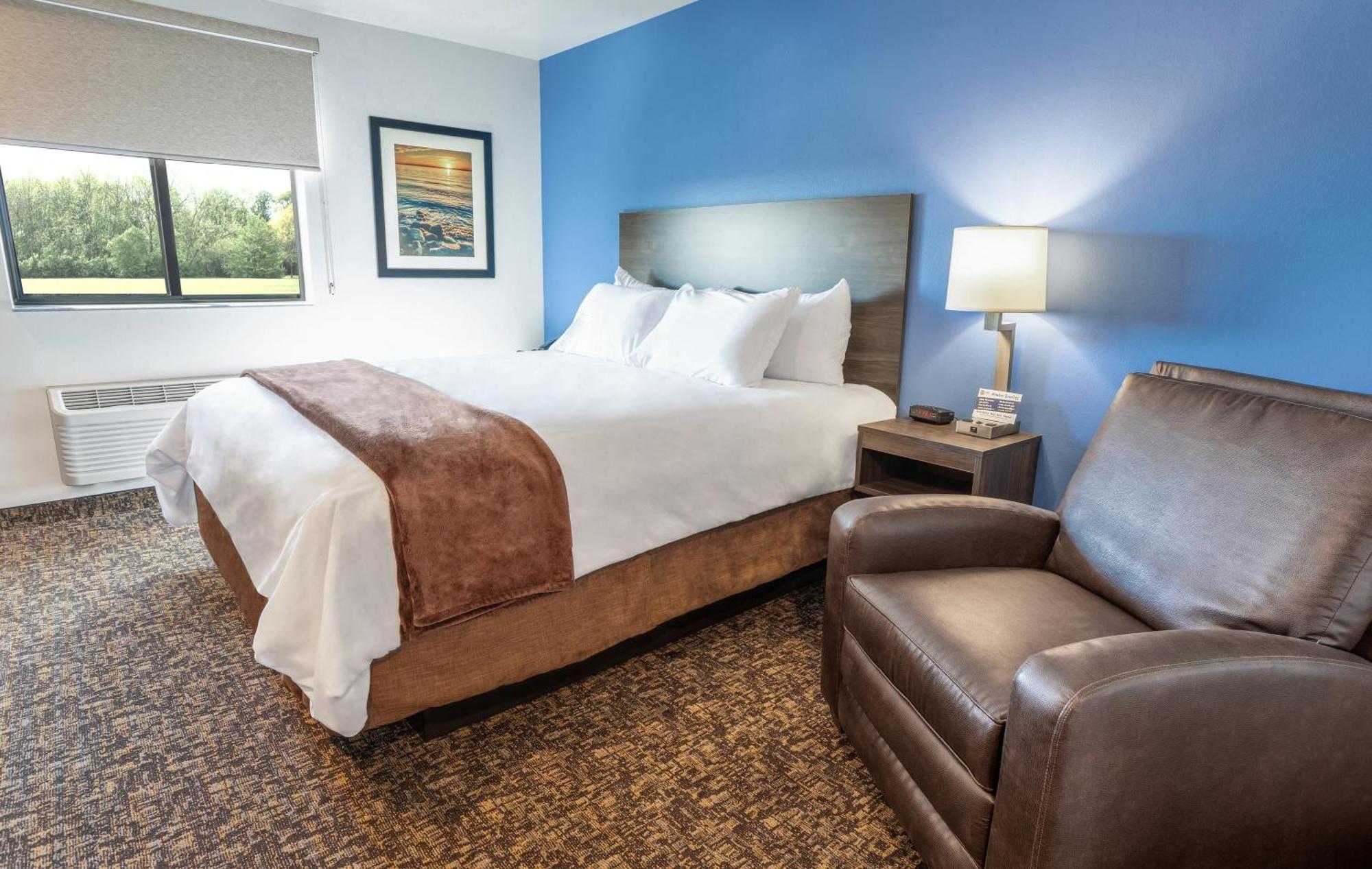 Queen Room with Recliner - Hearing Accessible