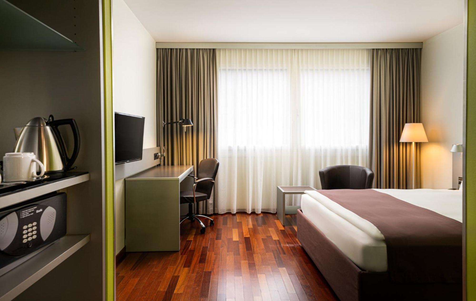 Standard Queen Room Accessible