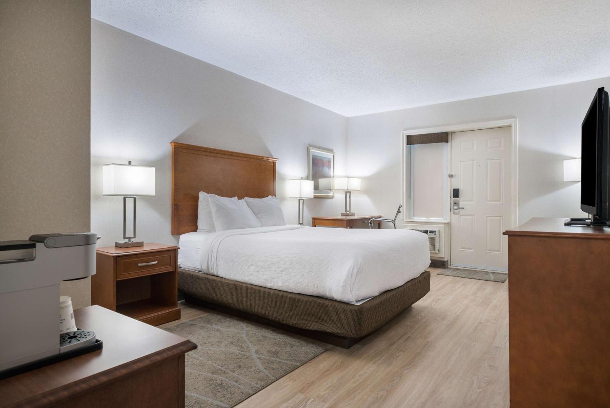 Queen Room Bath Tub Main Building or Disability Access