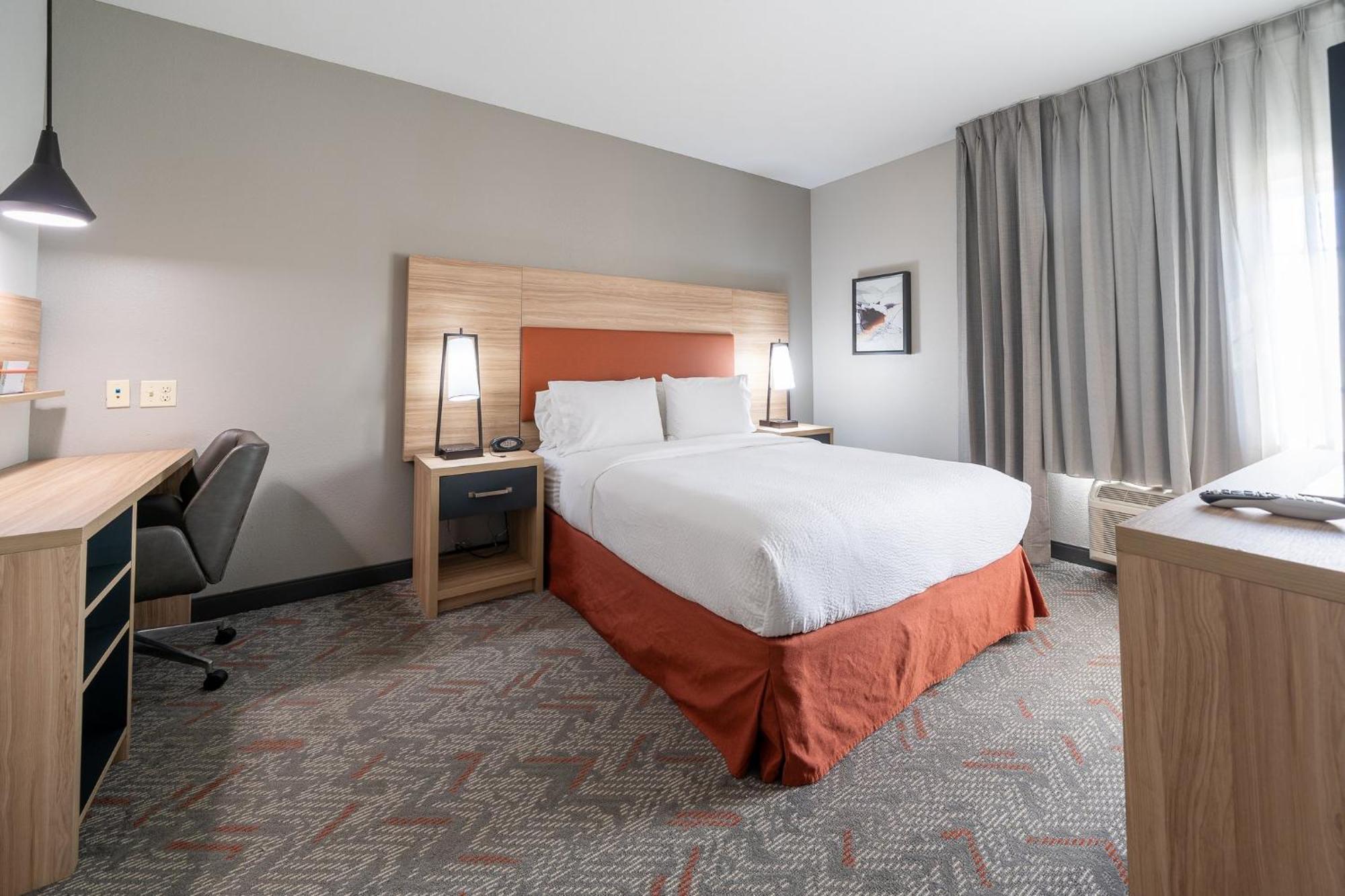 One-Bedroom Queen Suite