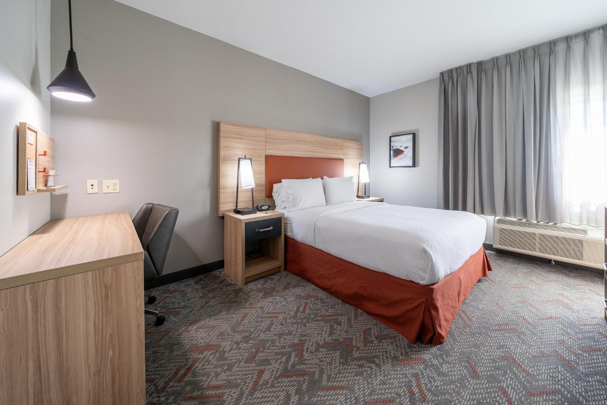 One-Bedroom Queen Suite