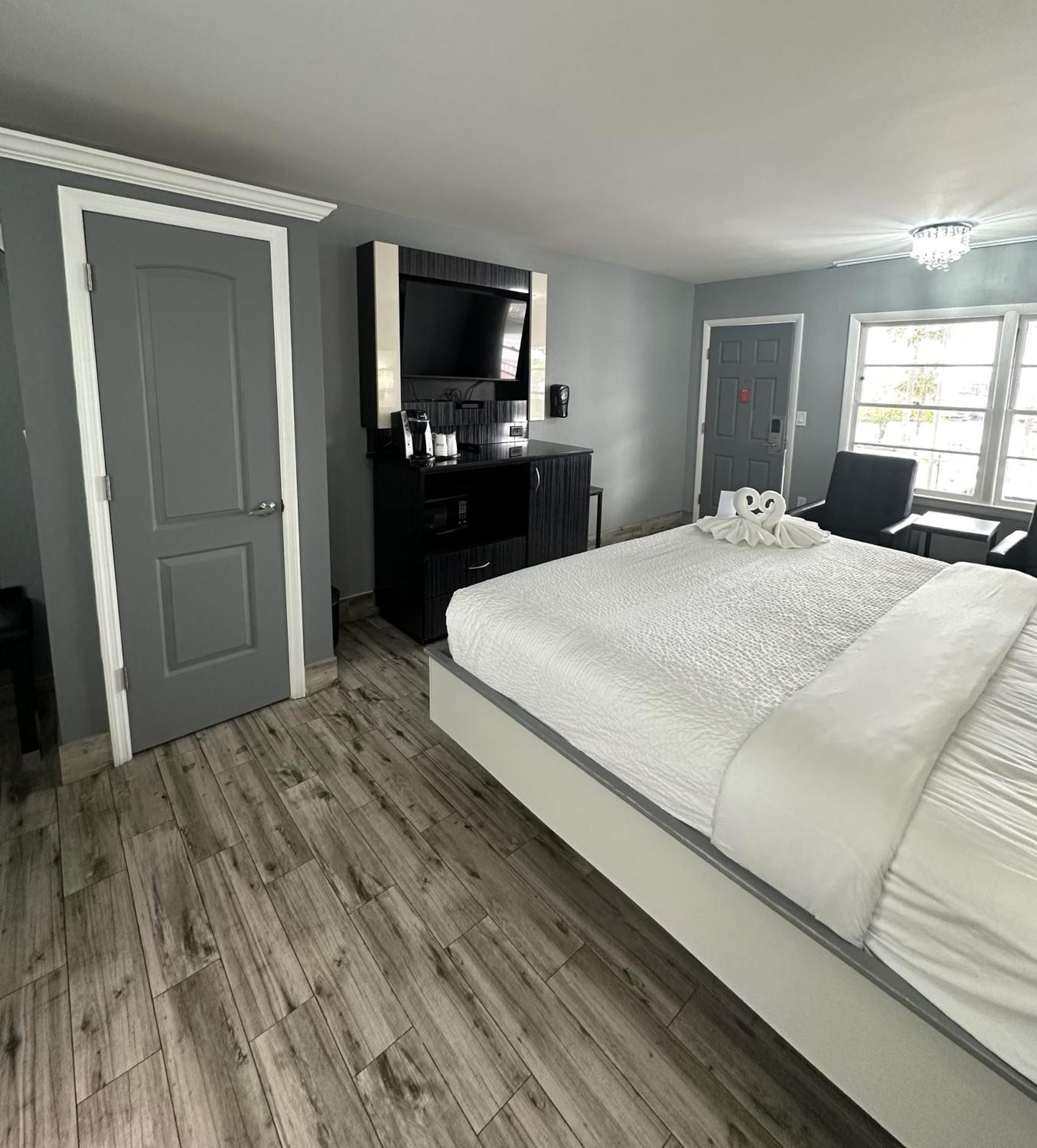 Deluxe King Room