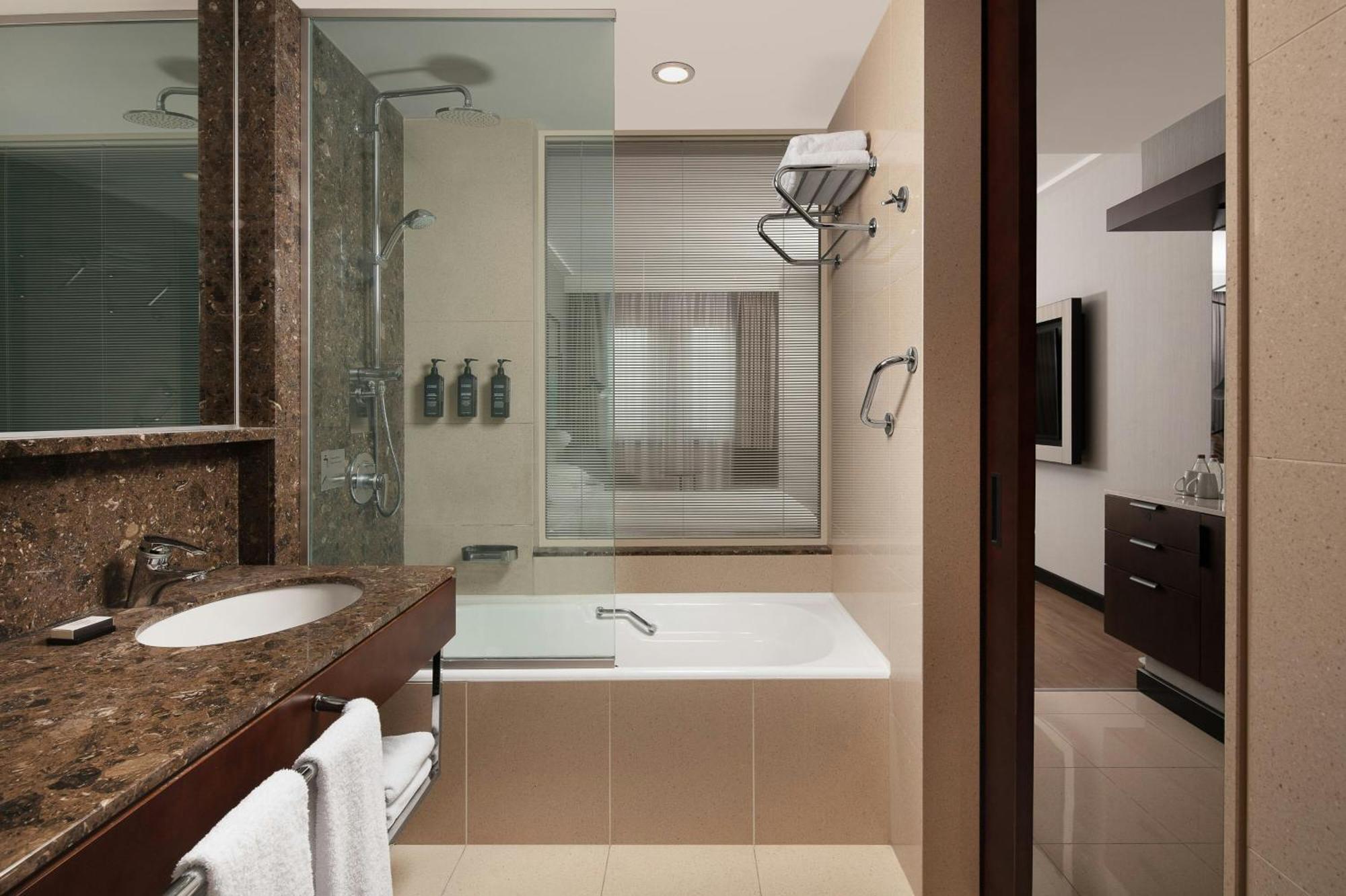 Executive King Room Lounge Access