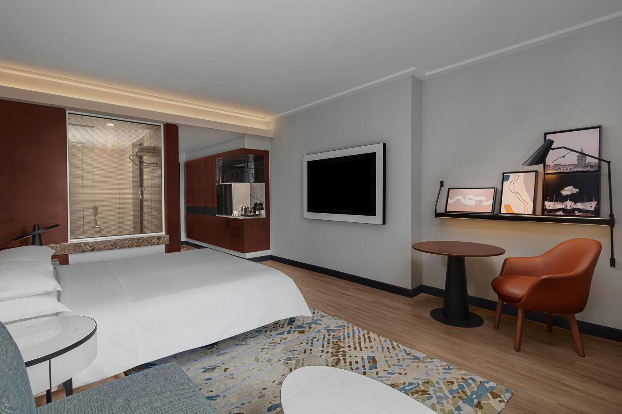 Deluxe King Room Panoramic City View