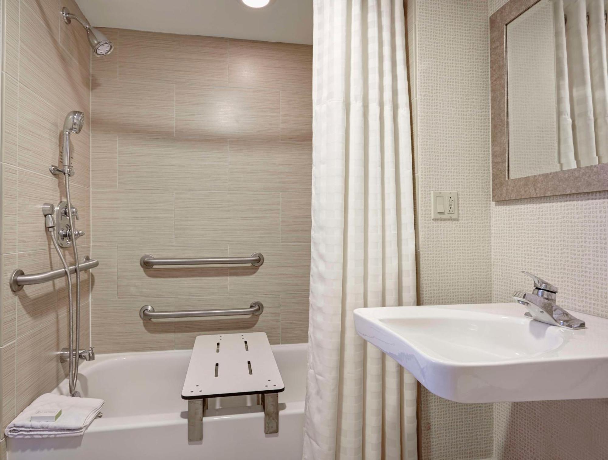 Queen Room Two Queen Beds Bath Tub Mobility Access