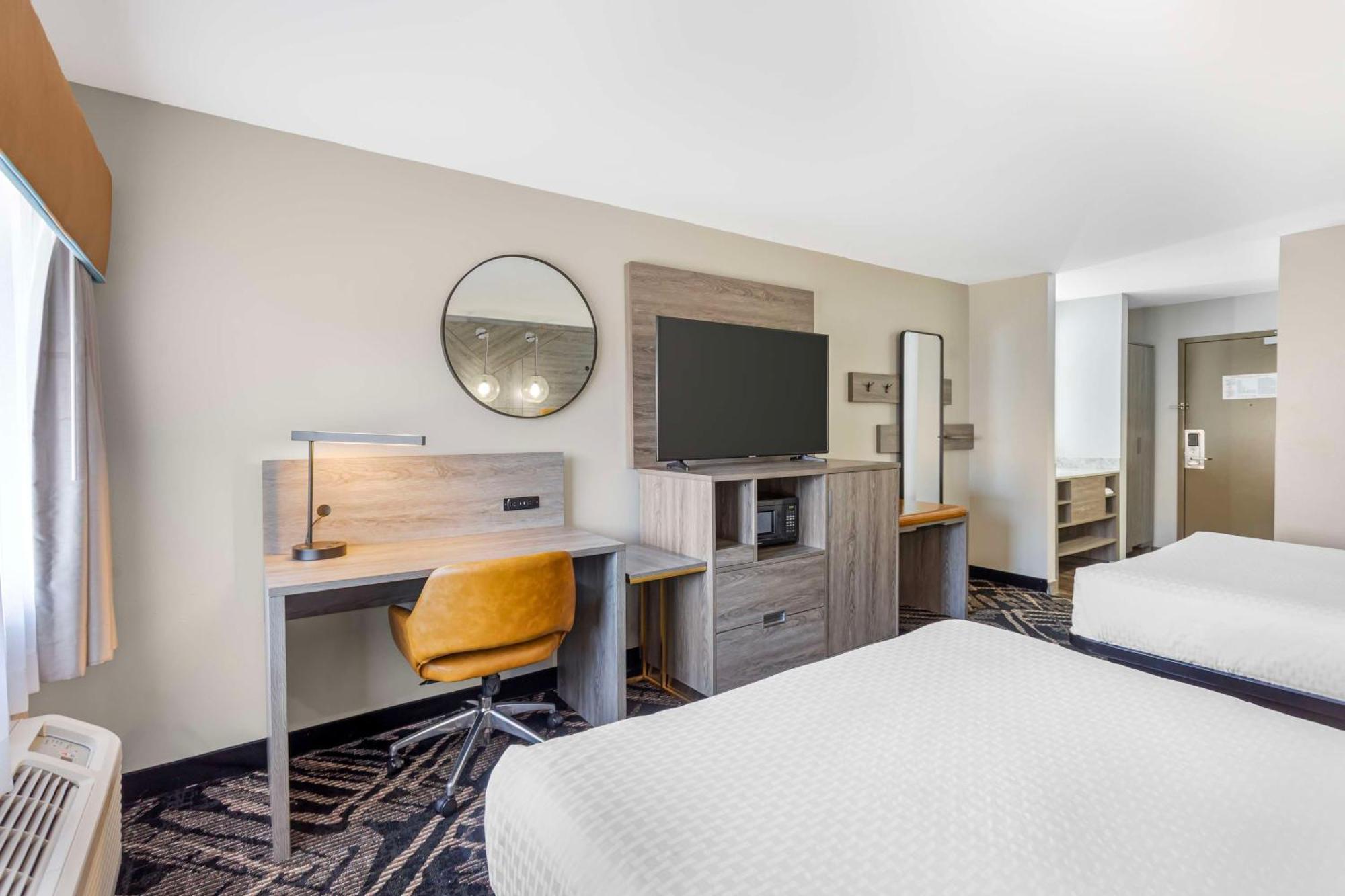 Queen Room Two Queen Beds Pet-Friendly or Non-Smoking