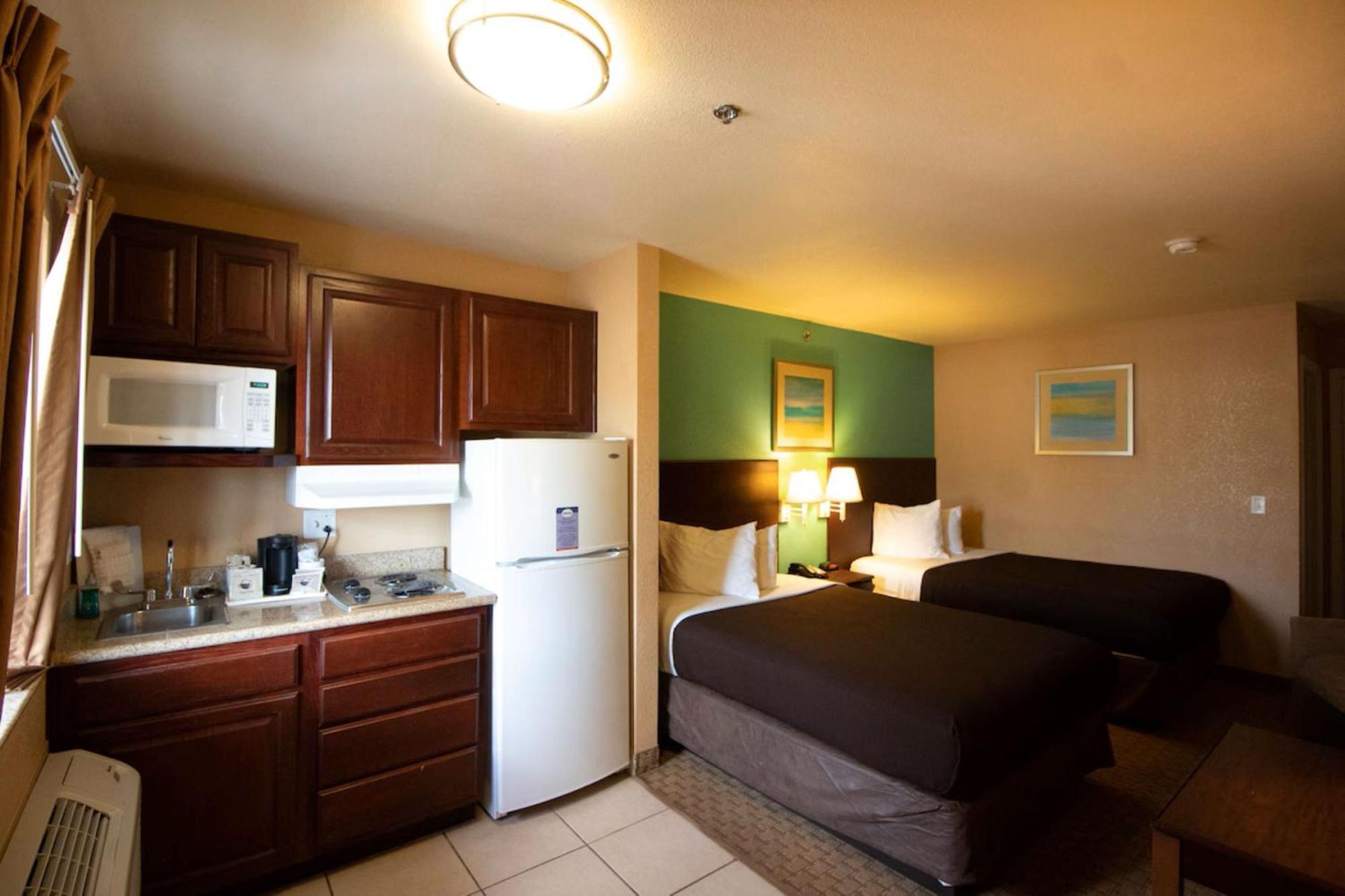 Efficiency Quadruple Room Two Queen Beds Non Smoking
