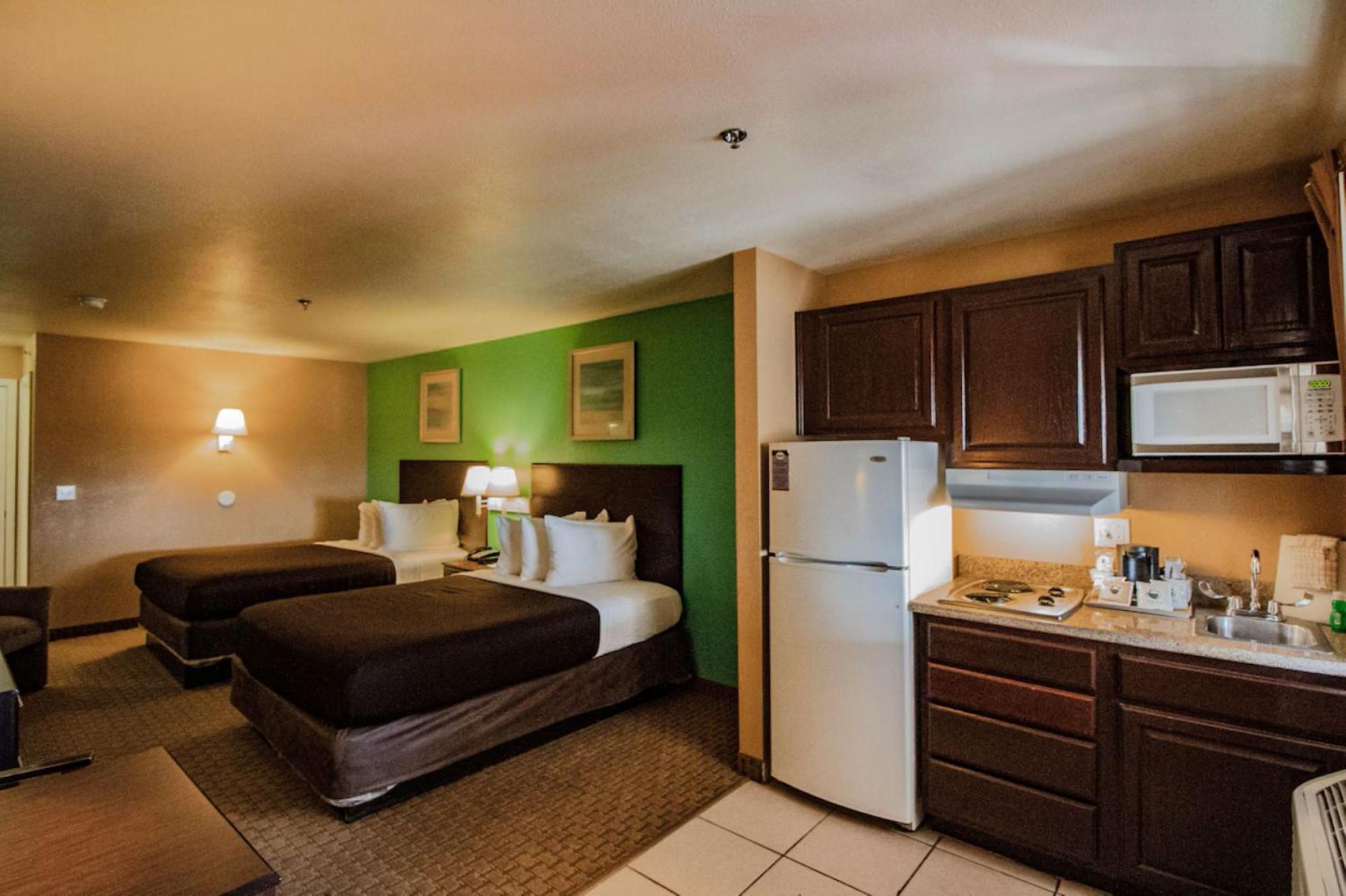 Efficiency Quadruple Room Two Queen Beds Non Smoking