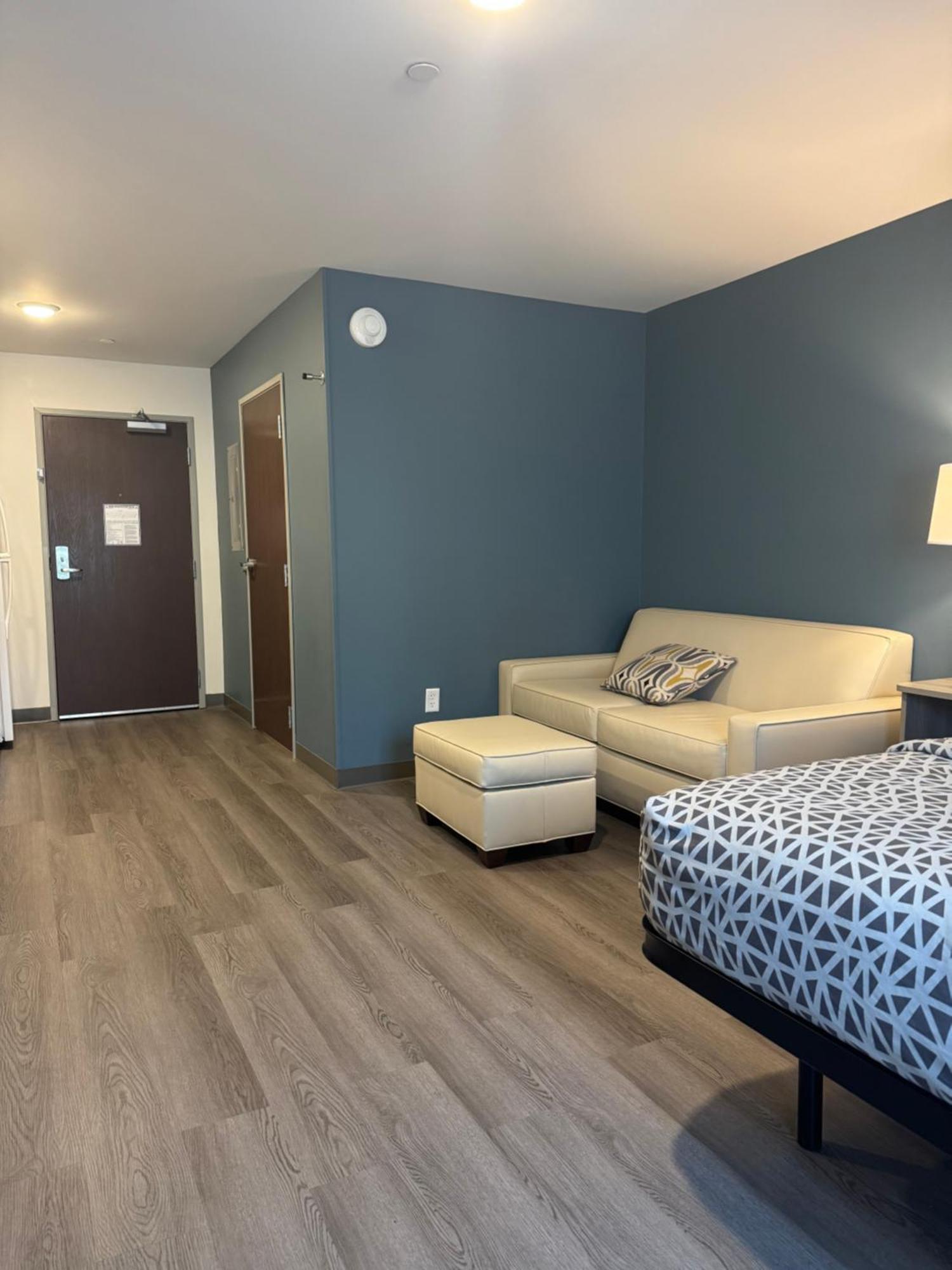 QUEEN SUITE SOFA ACCESSIBLE