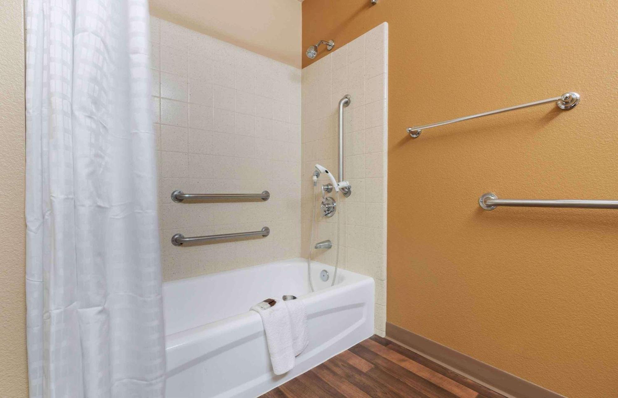 Queen studio 1 Queen Bed Disability Access or Non-Smoking