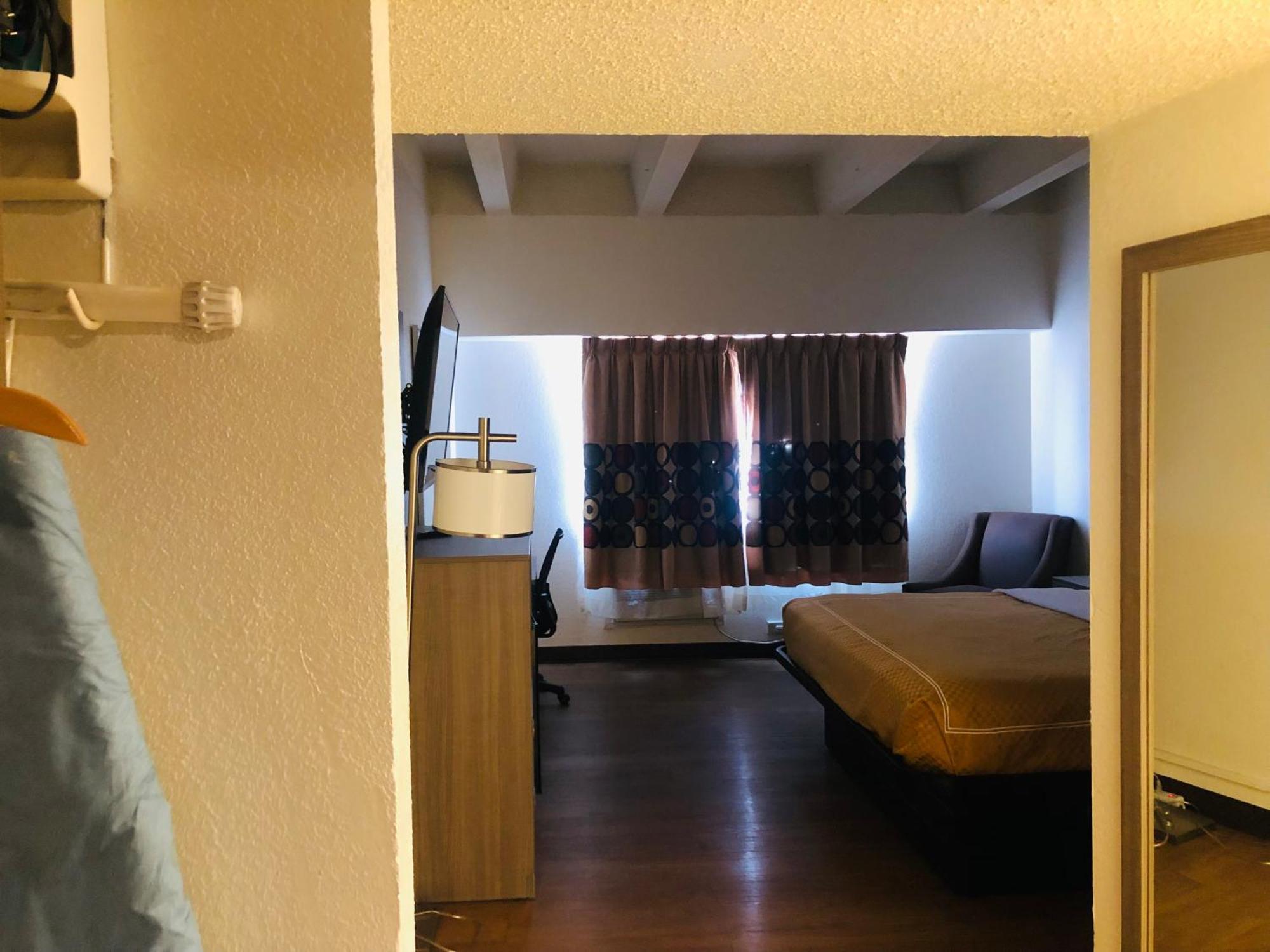 King Room Accessible or Non-Smoking