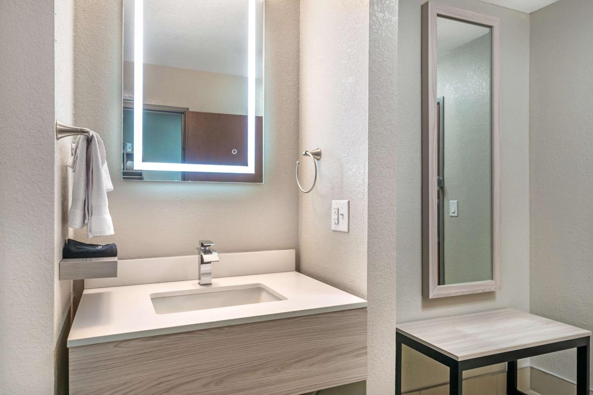 Queen Room Walk Shower Disability Access or Non-Smoking