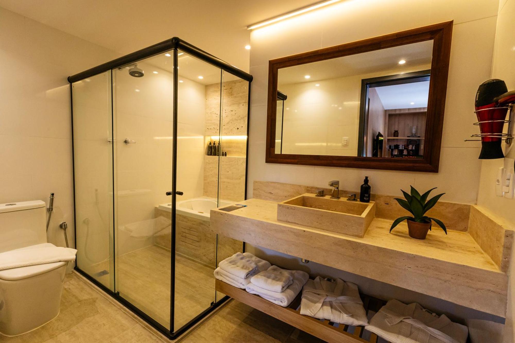 Suíte com Cama King-size e Banheira de Hidromassagem