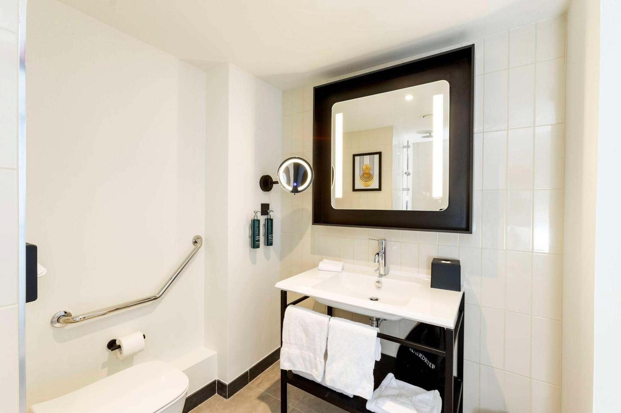 Chambre Lit King-Size - Accessible aux Personnes à Mobilité Réduite