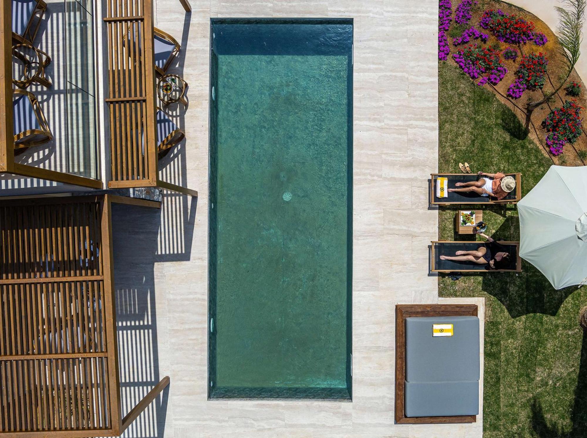 King Tropical Open Plan Suite Shared Pool