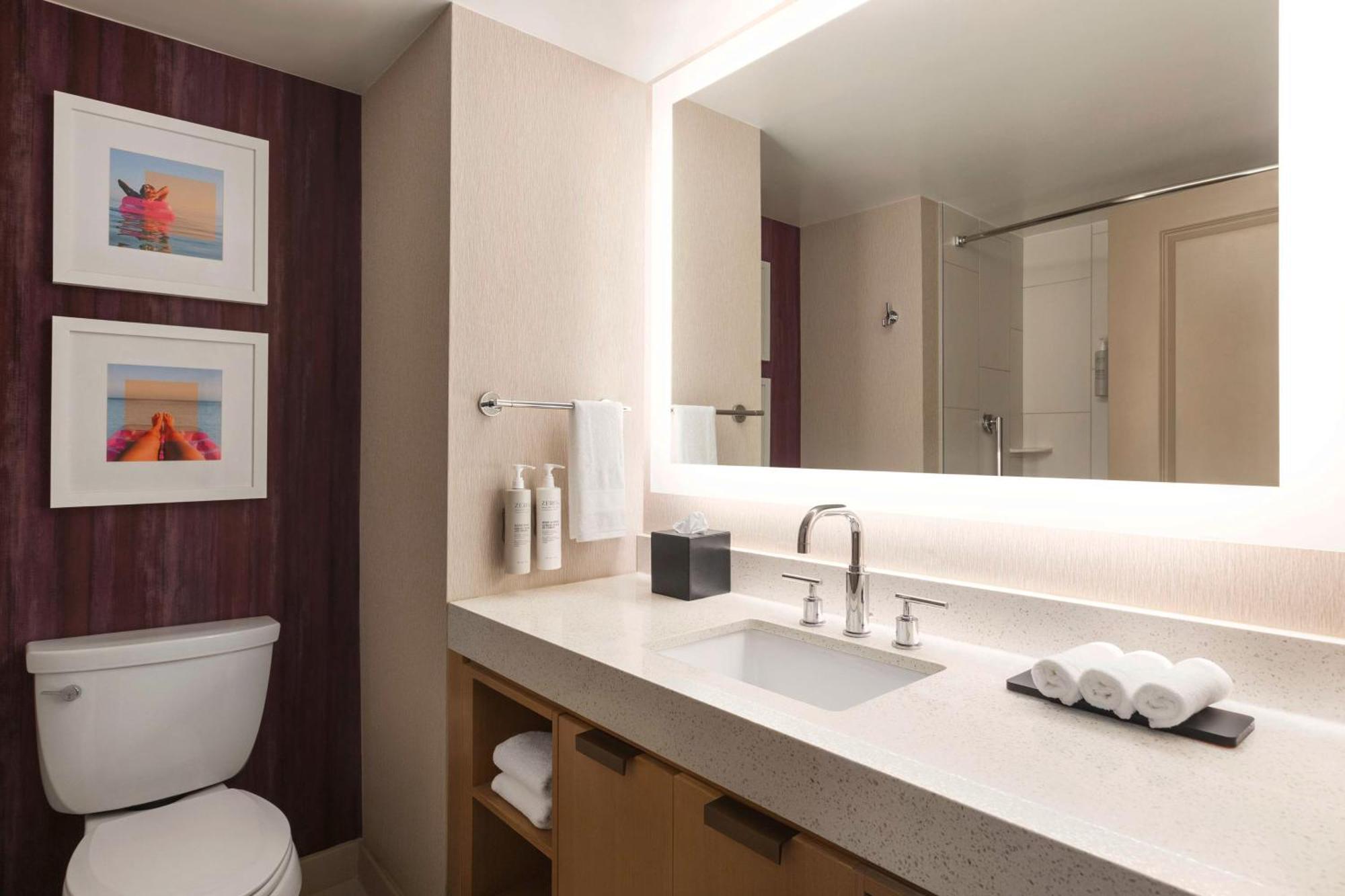 Suite with Two Queen Beds and Bay View - Non-Smoking
