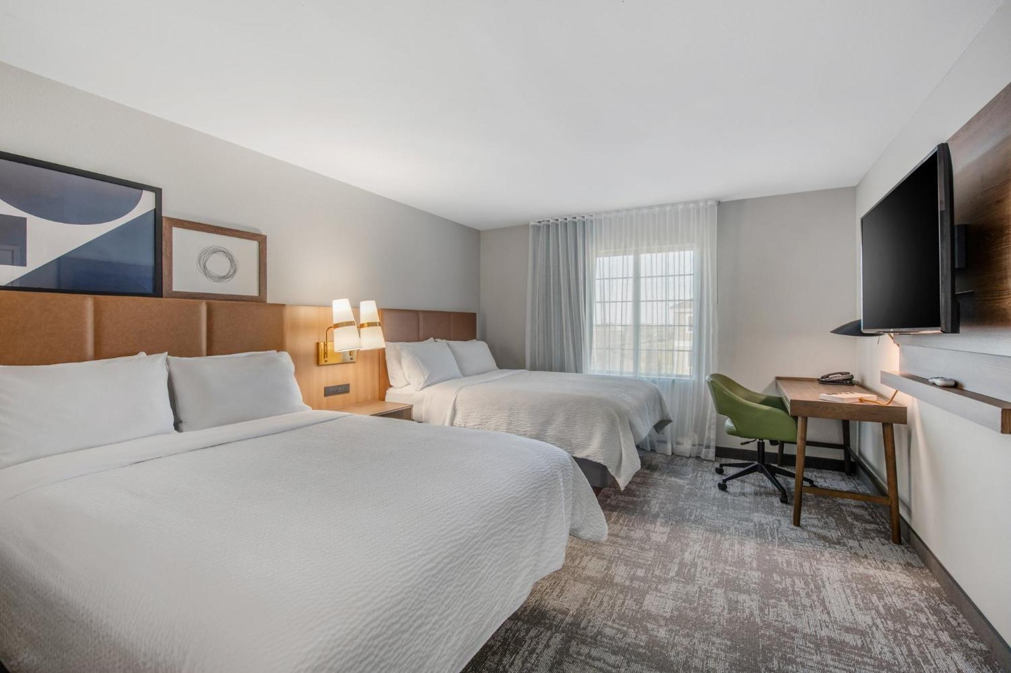 Suite with Shower - Hearing Accessible - Non-Smoking
