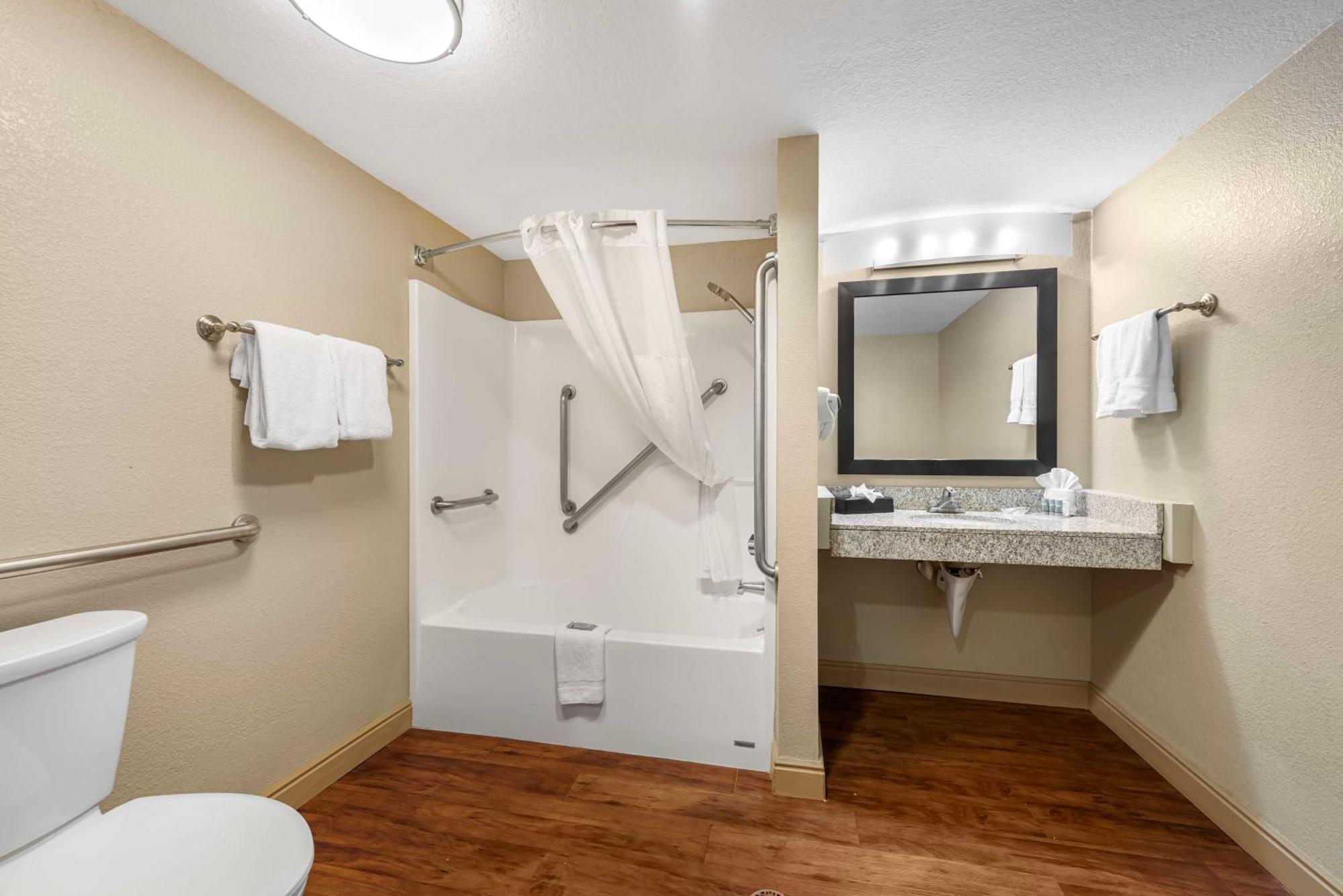 King Room Bath Tub Disability Access or Non-Smoking