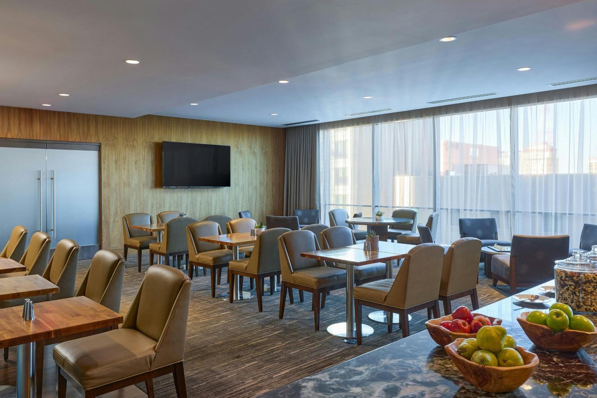 Executive Room Club level Guest room 1 King City view
