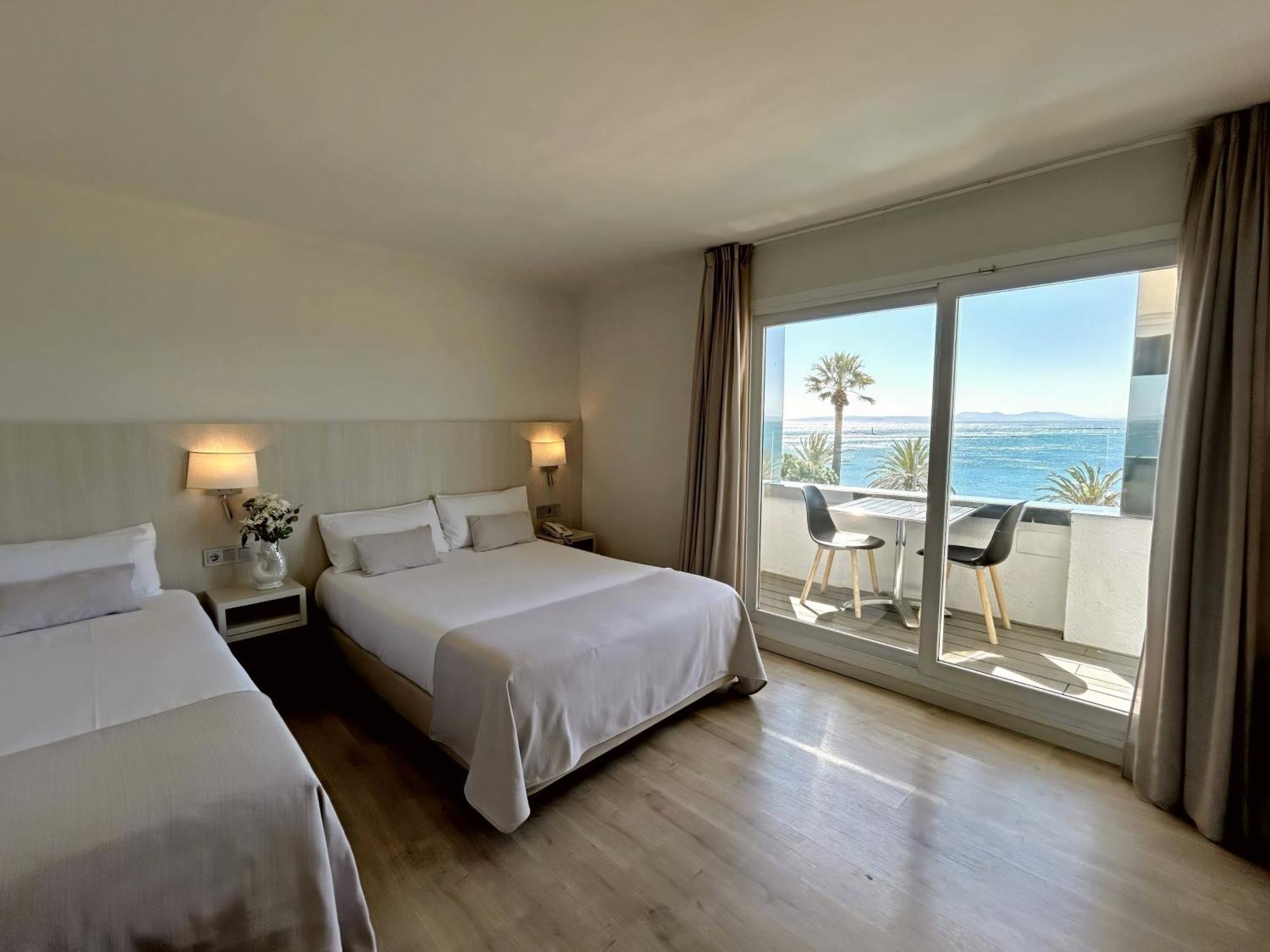 Habitación Triple con vistas parciales al mar