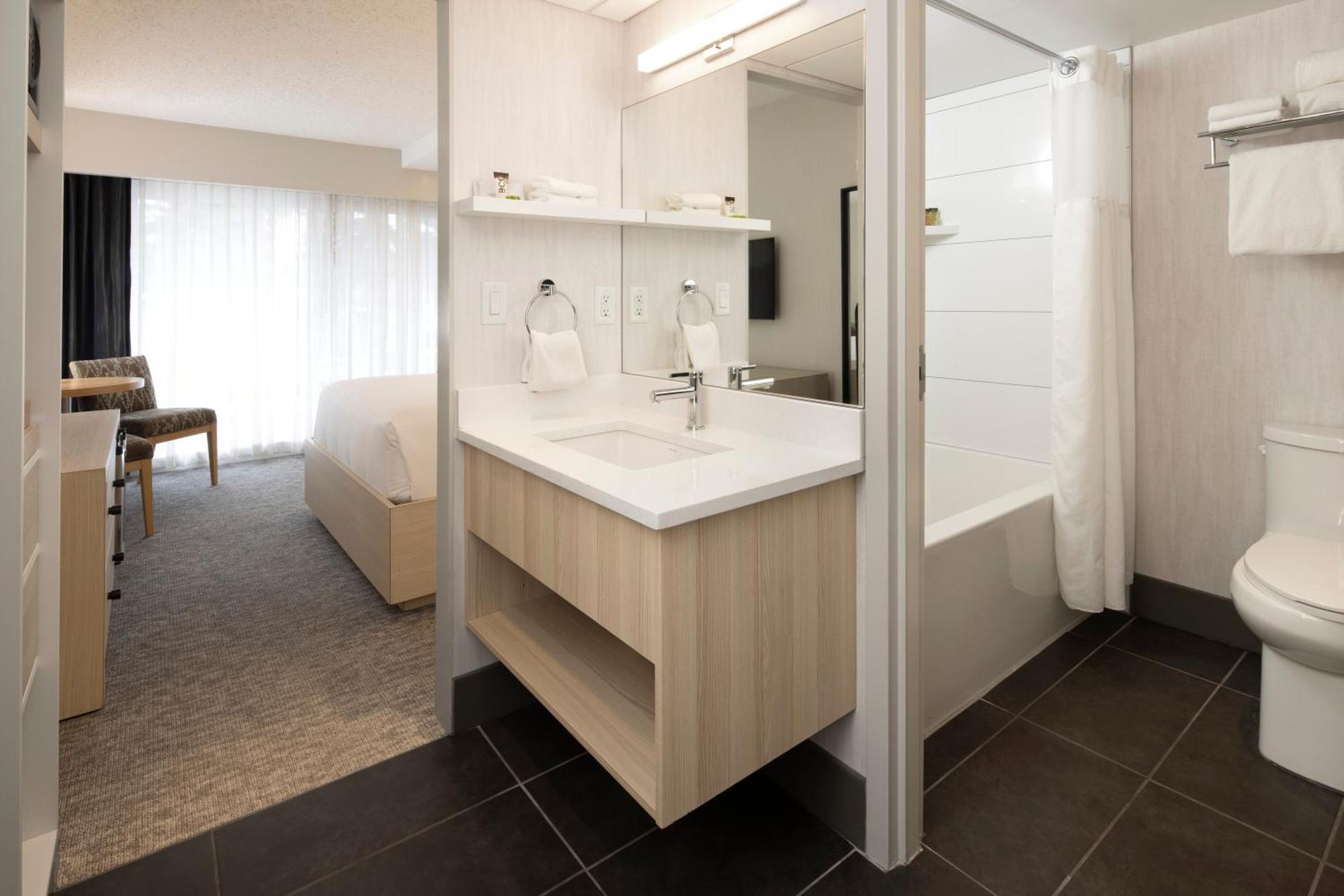 Premium Queen Room Two Queen beds Bath