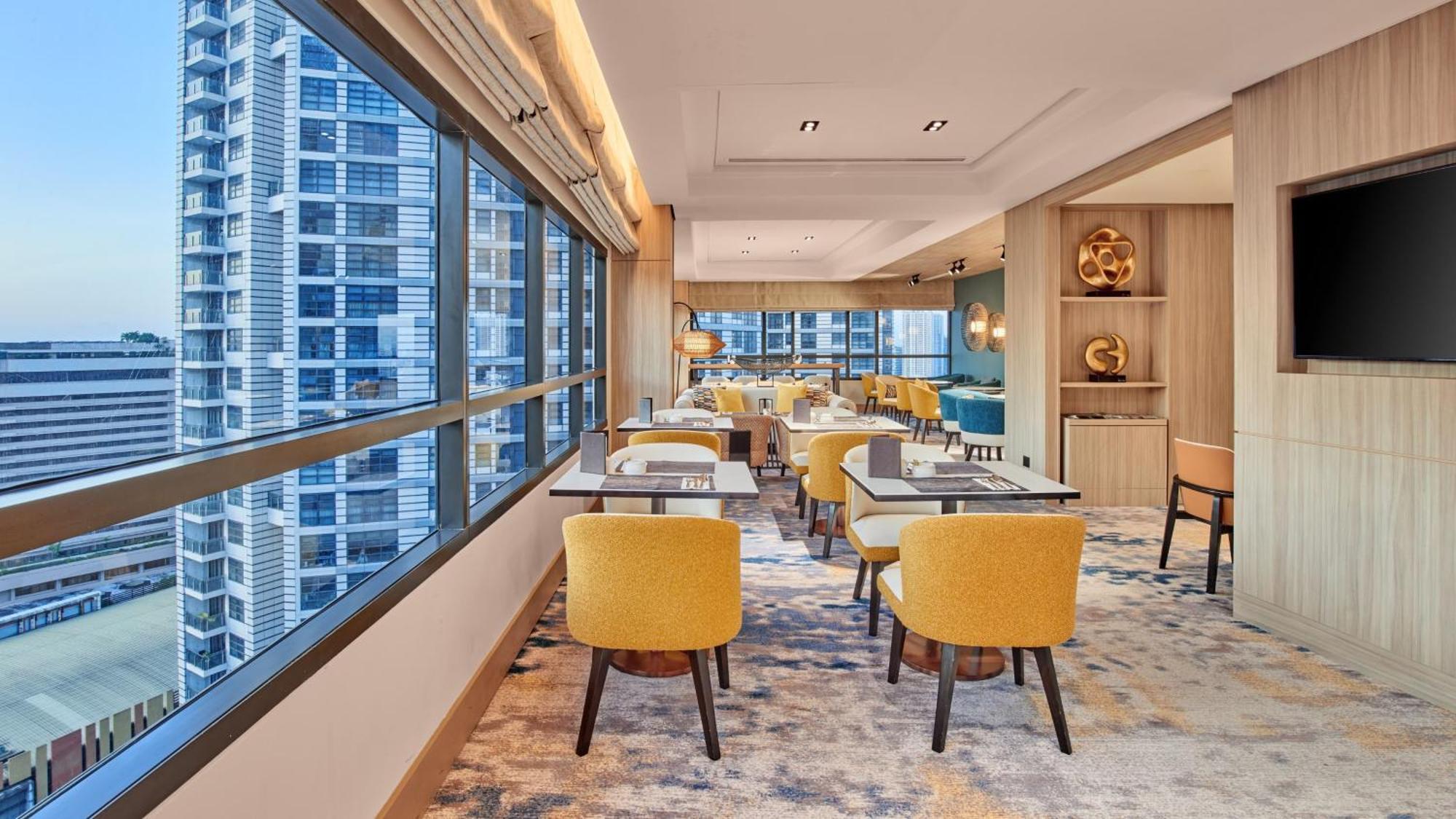 Standard King Room Lounge Access