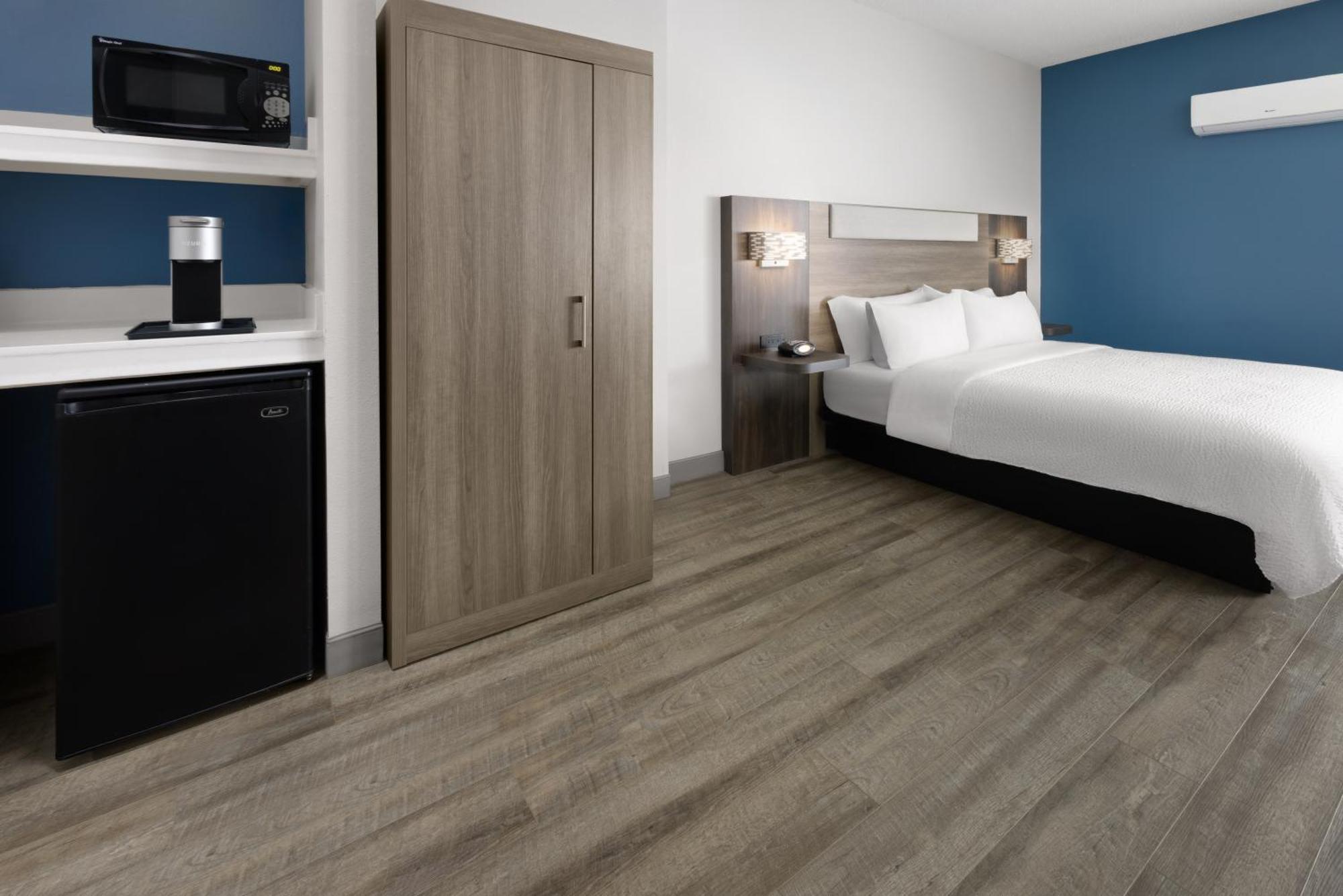 King Room Mobility Access or Roll Shower Non-Smoking