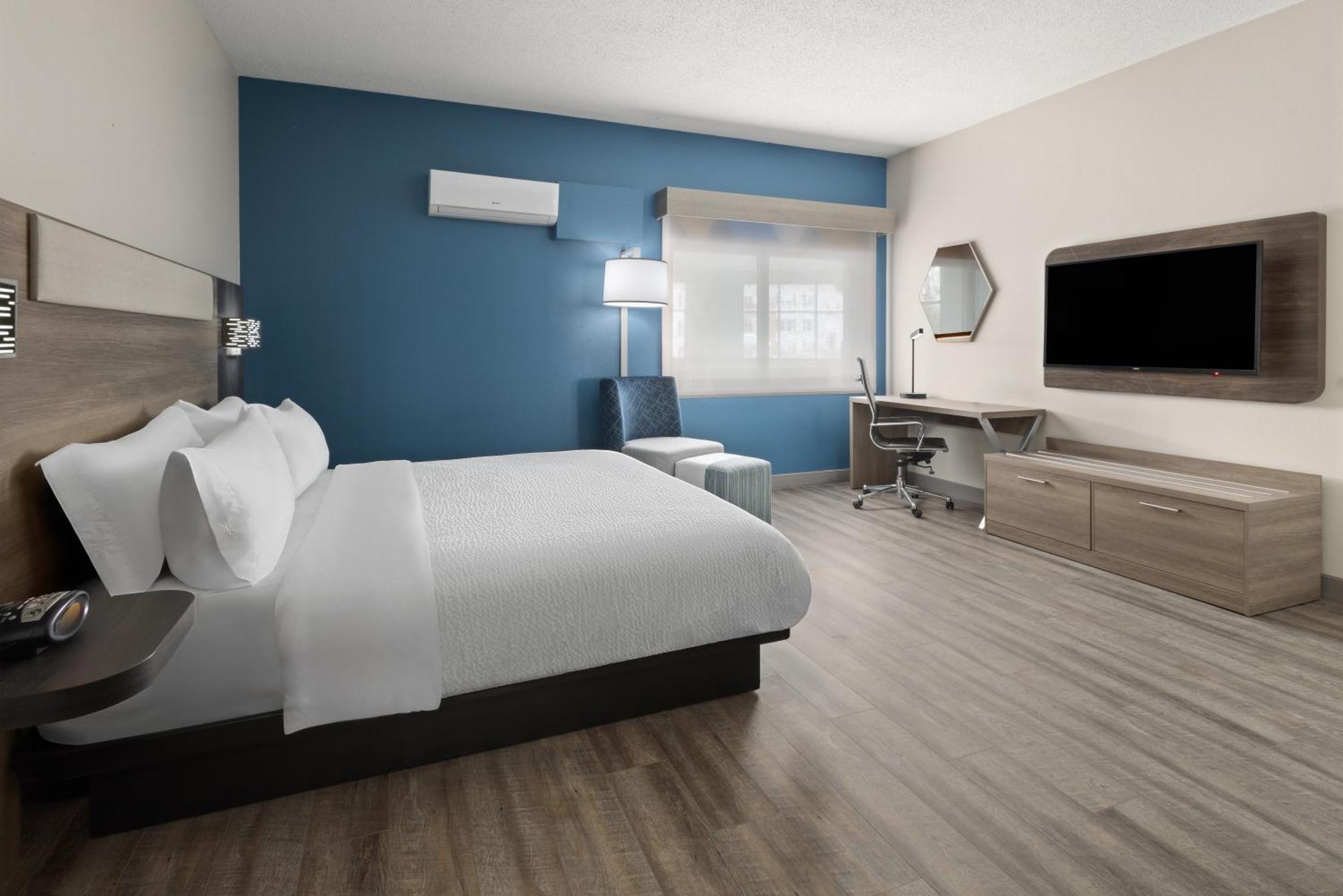 King Room Mobility Access or Roll Shower Non-Smoking