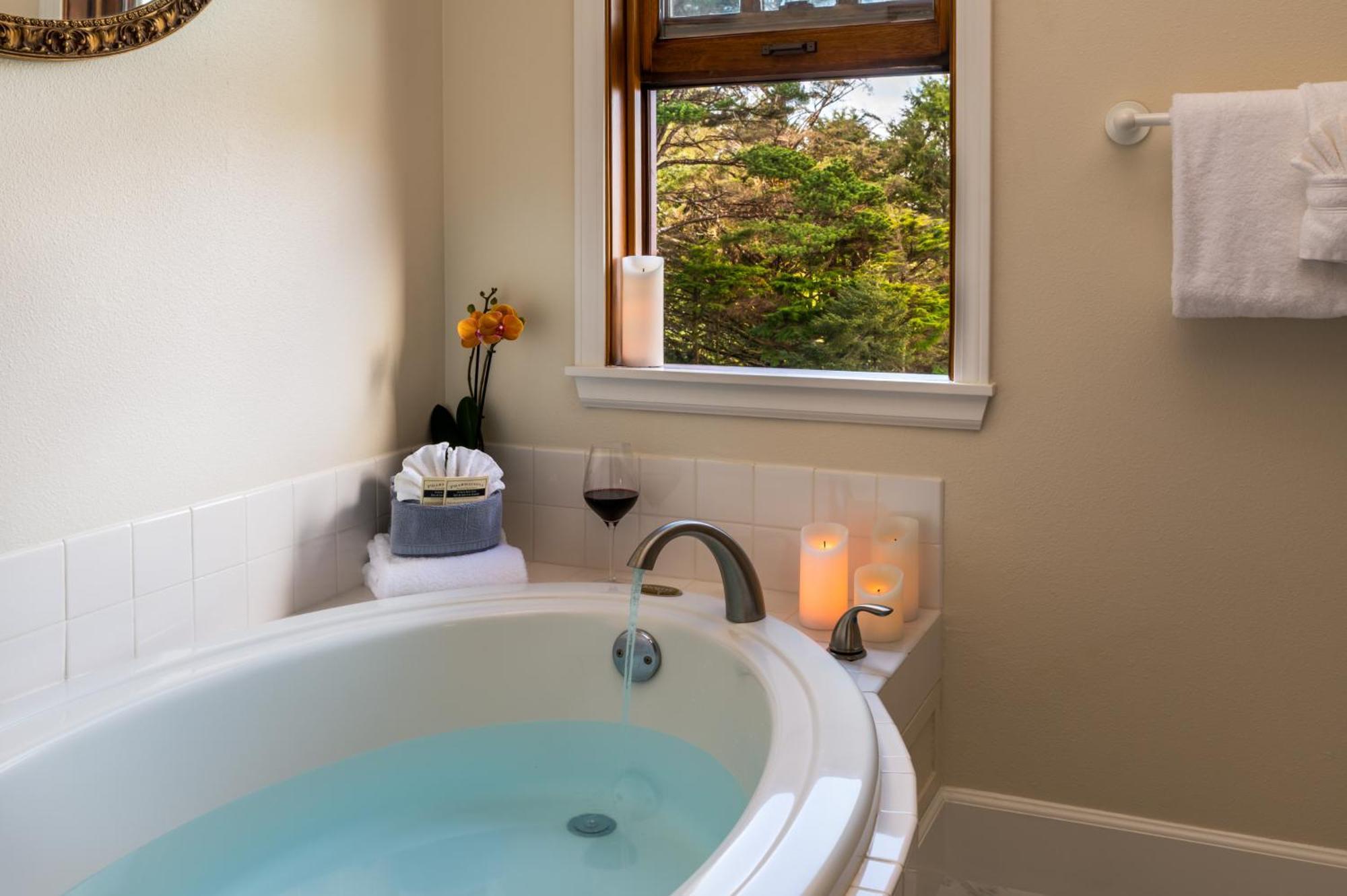 Tower Room Suite Soaking Tub Ocean View Adults Only-No Pets