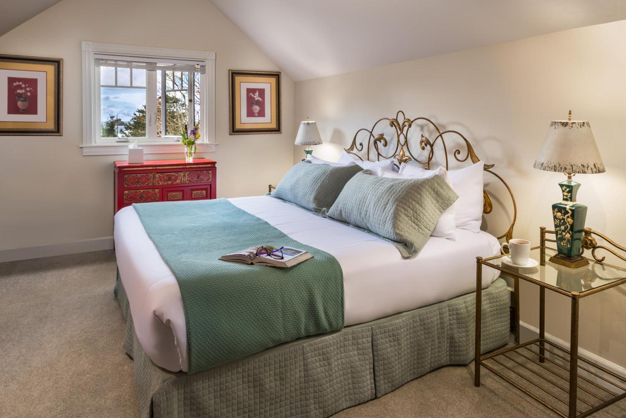 Tapestry Room-King Ocean View Soaking Tub Top Floor-Adults Only-No Pets