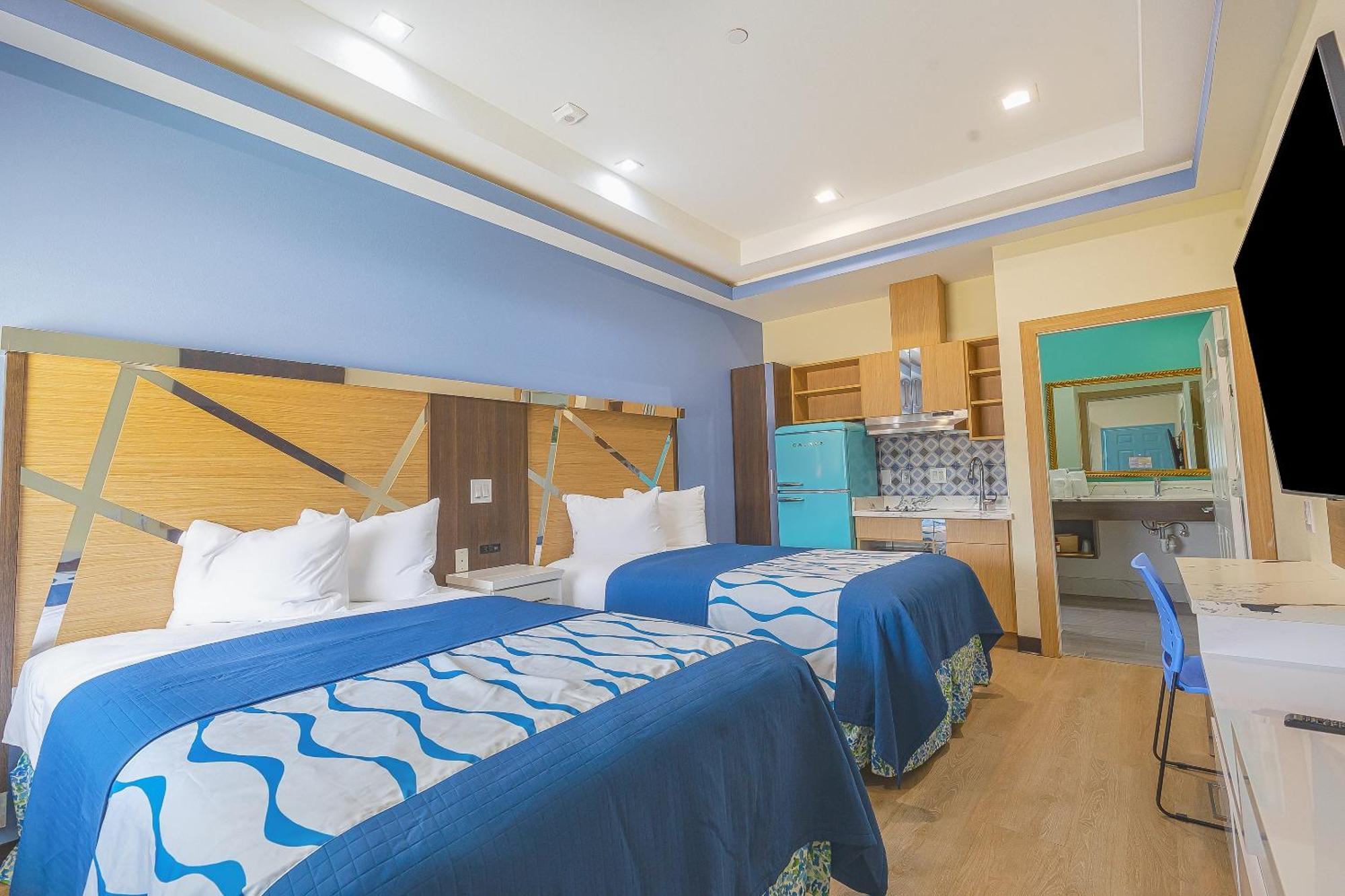 2 Queen Beds with Kitchenette