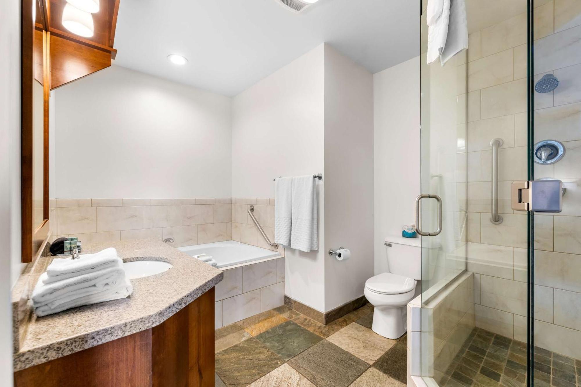 King Room Spa Bath Kitchen River View or Non-Smoking