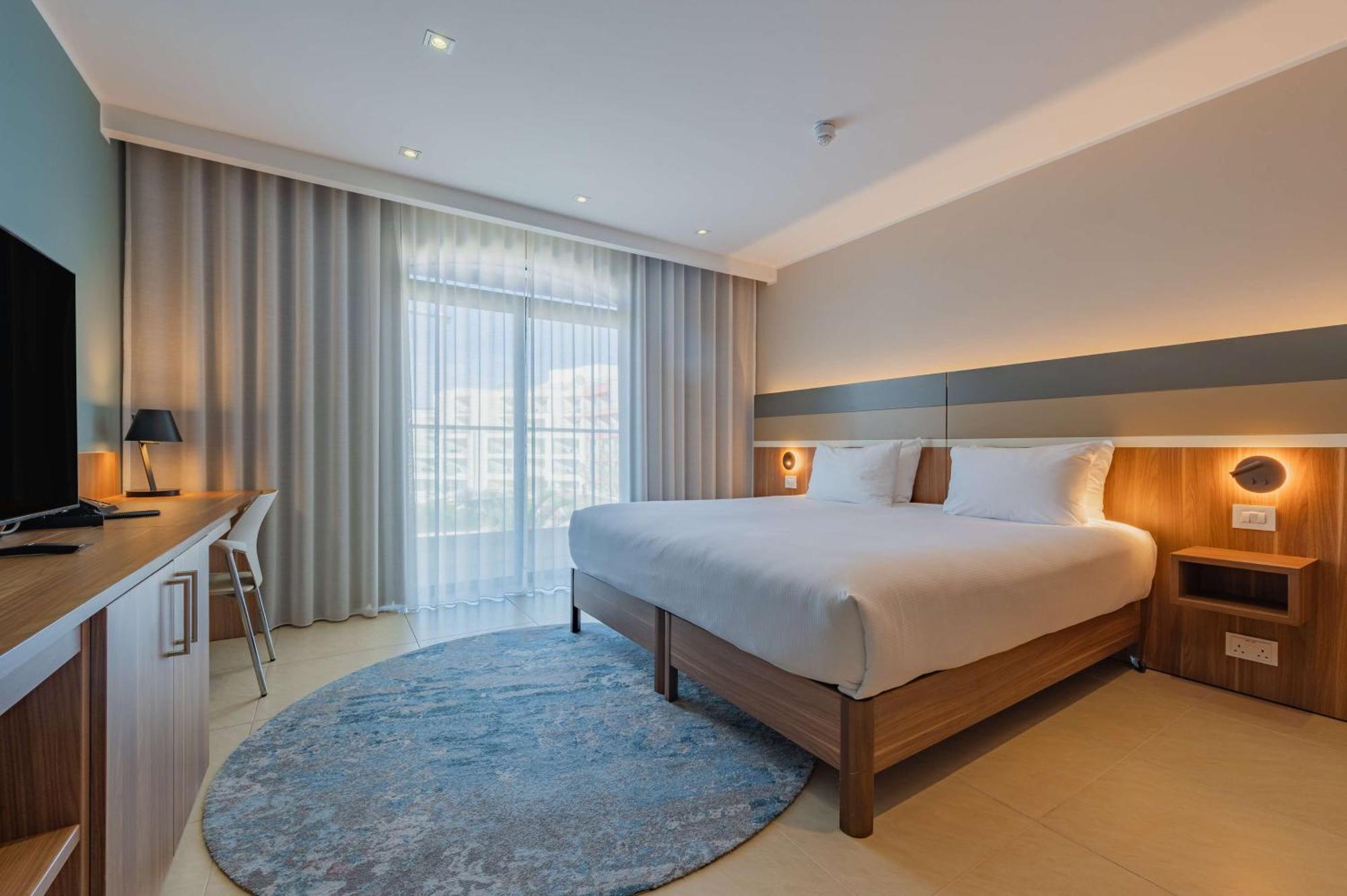 Deluxe King Room Marina View