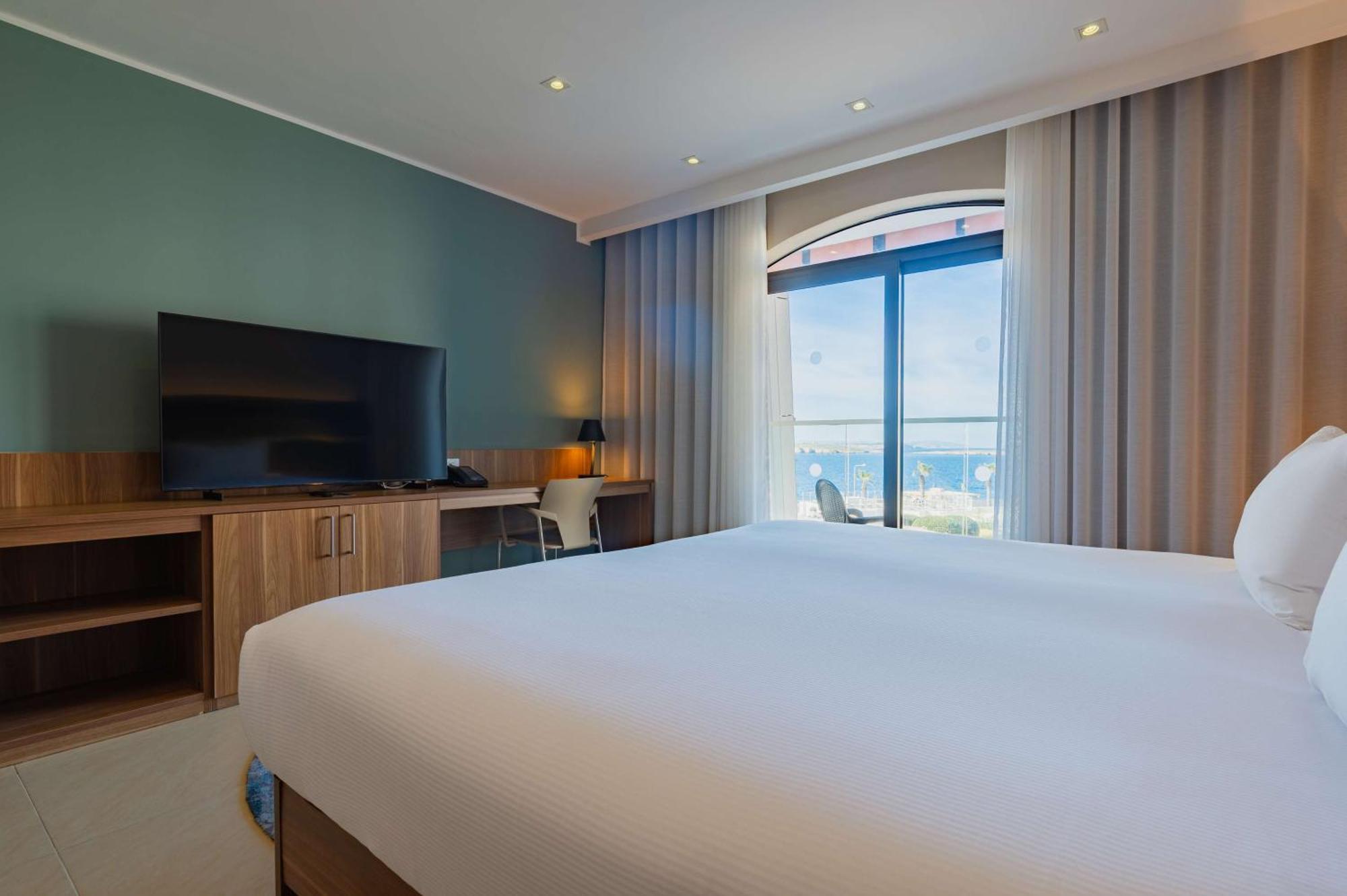 Deluxe King Room Marina View